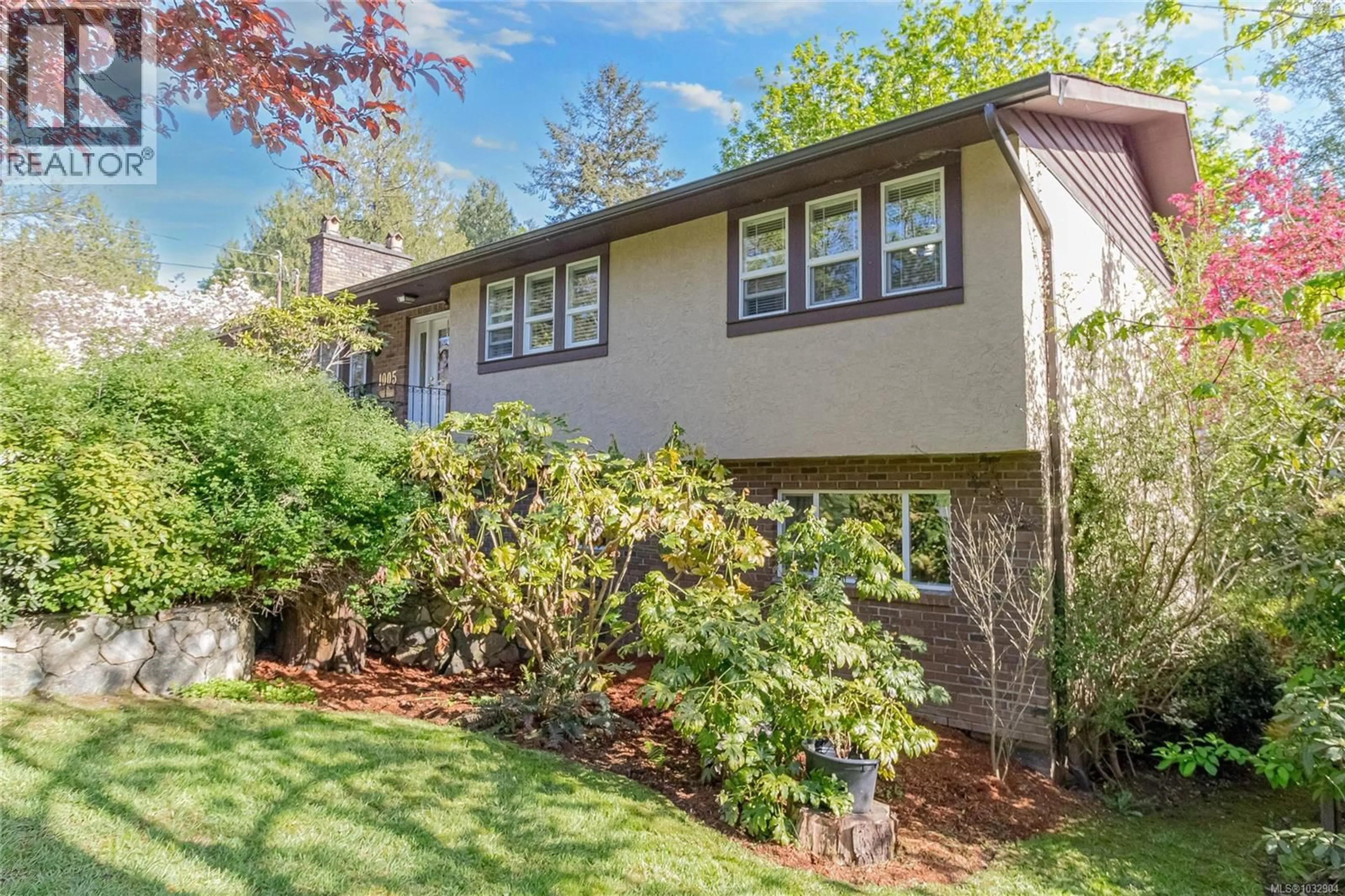 Home with vinyl exterior material, street for 1005 SLUGGETT ROAD, Central Saanich British Columbia V8M1E4