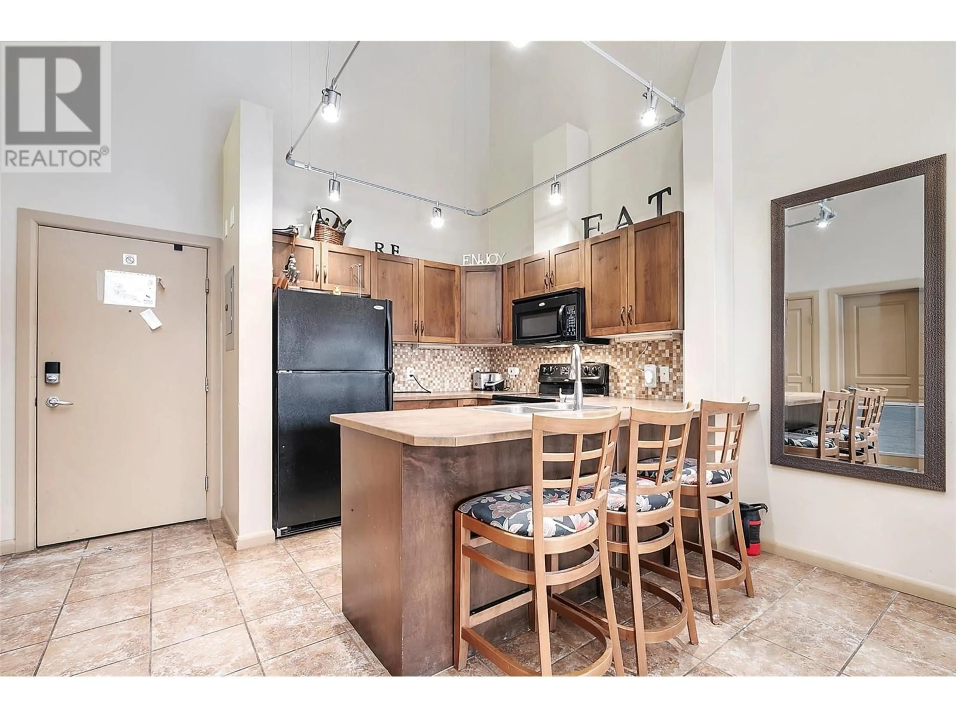 Open concept kitchen for 654 Cook Road Unit# 605, Kelowna British Columbia V1W3G7