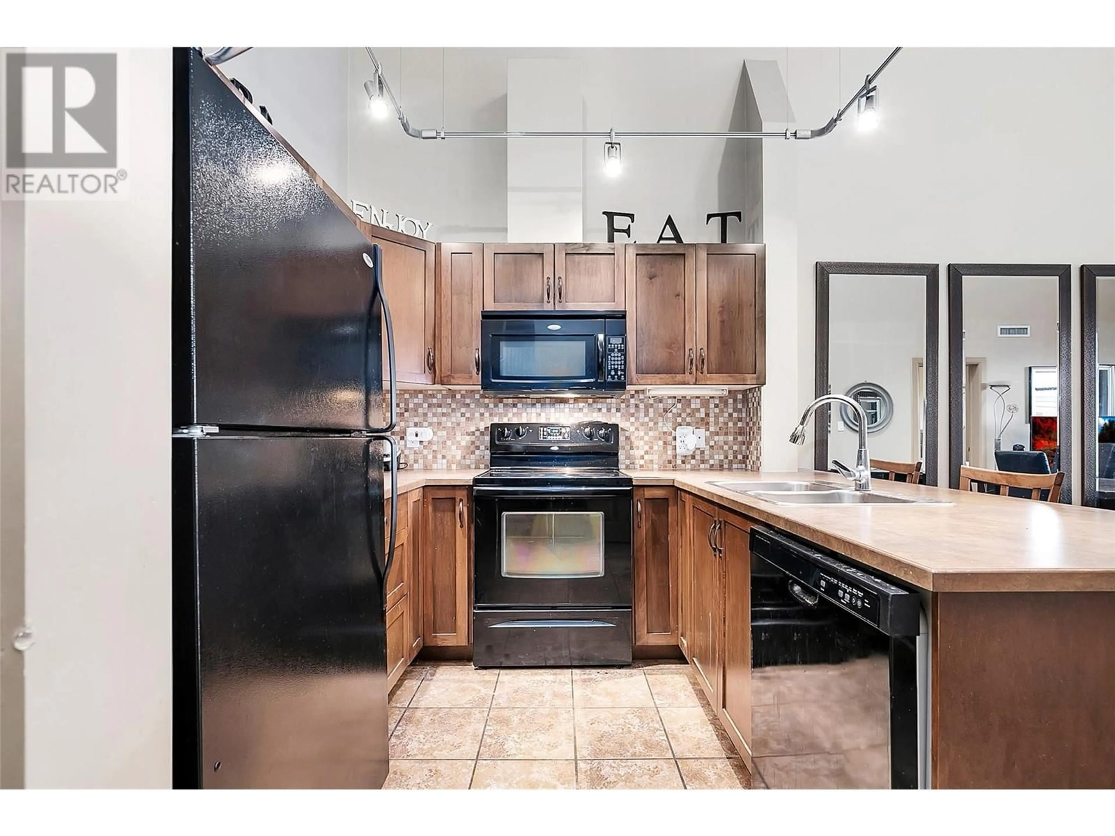 Standard kitchen for 654 Cook Road Unit# 605, Kelowna British Columbia V1W3G7