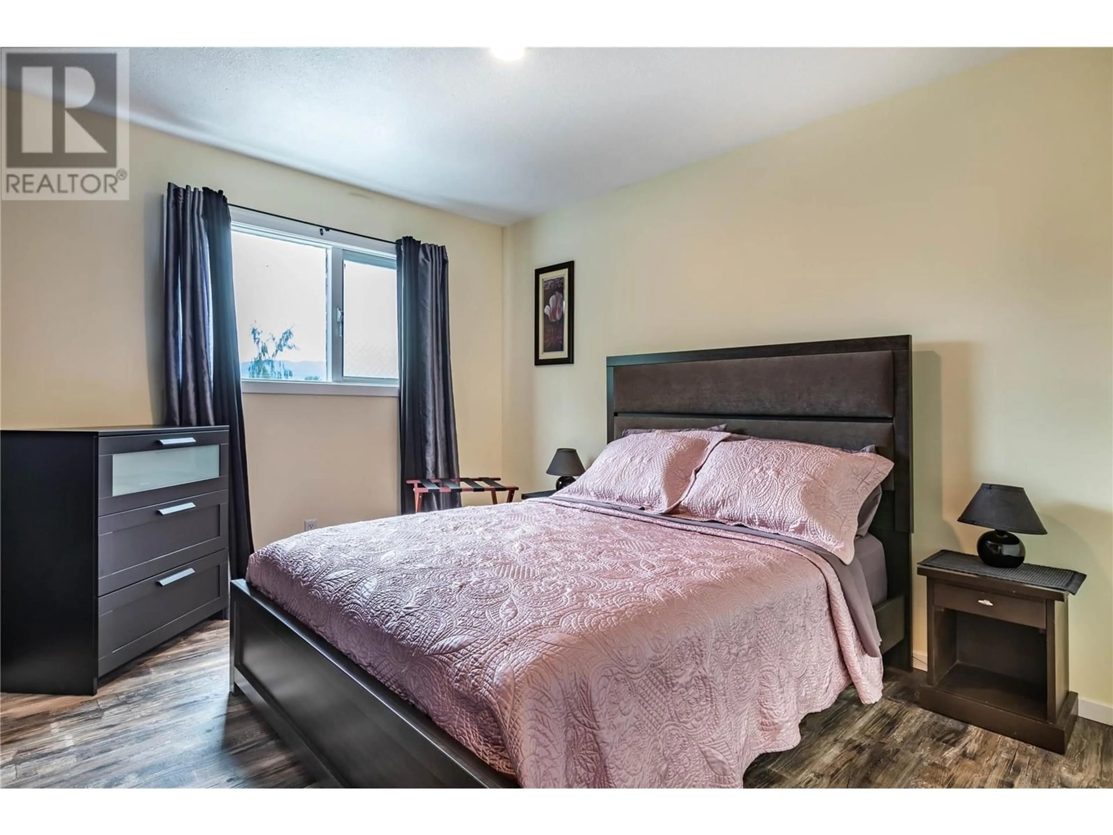 Bedroom with bed, wood/laminate floor for 1415 NELSON PLACE, Kelowna British Columbia V1Y9H4