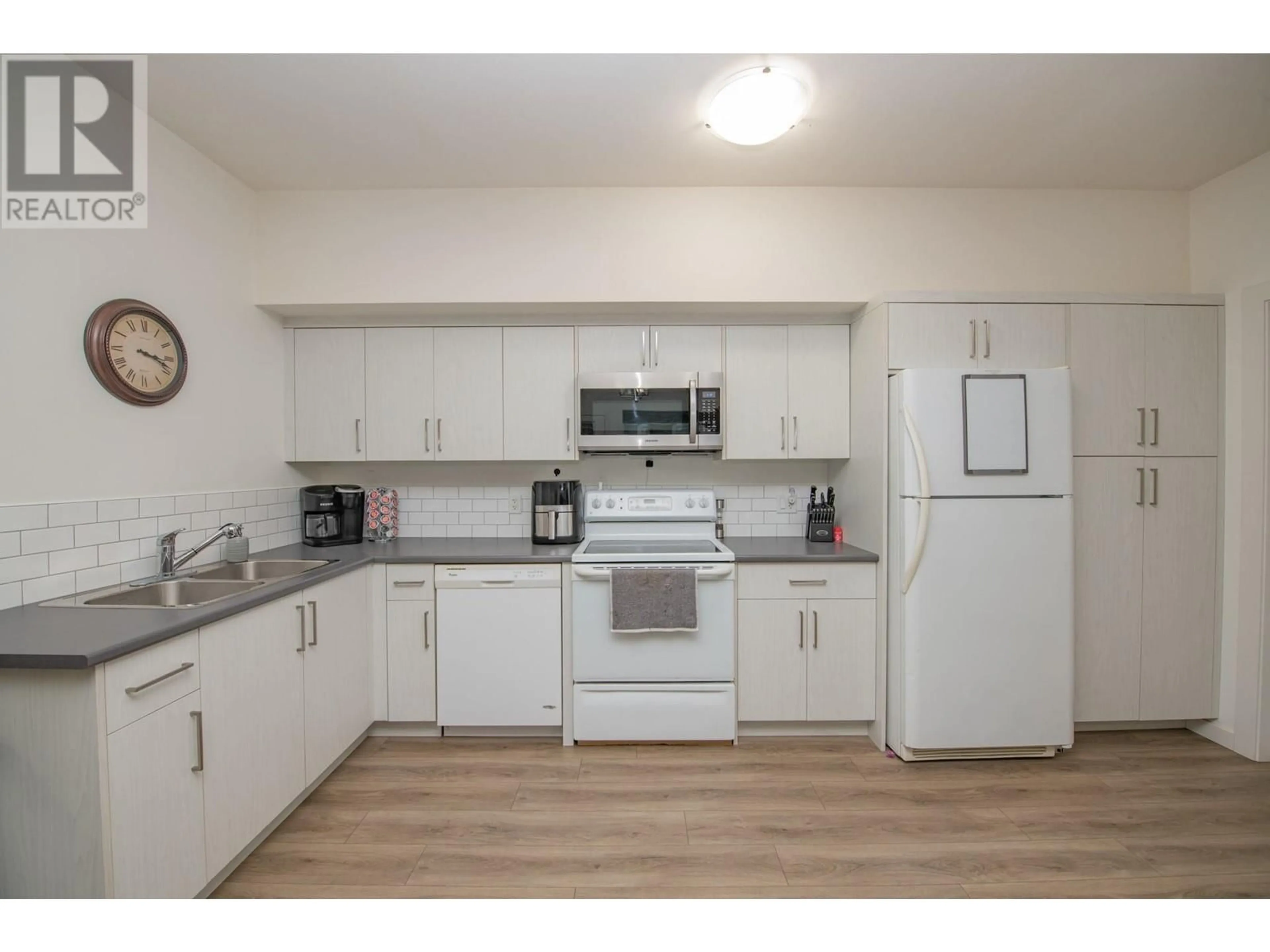 Standard kitchen for 2080 Mountain View Avenue Unit# 120, Lumby British Columbia V0E2G0