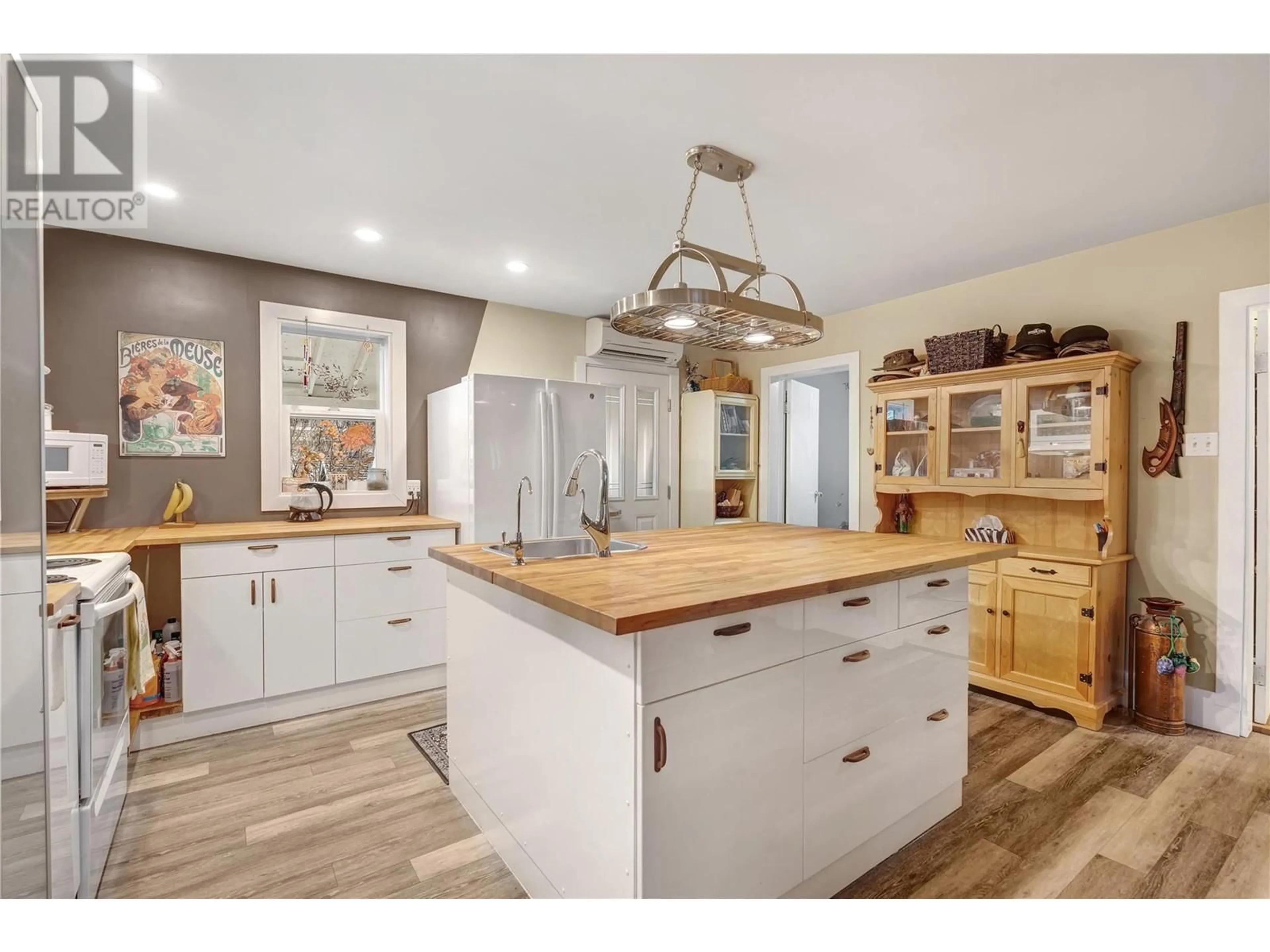 Open concept kitchen for 11514 Jubilee Road W, Summerland British Columbia V0H1Z0