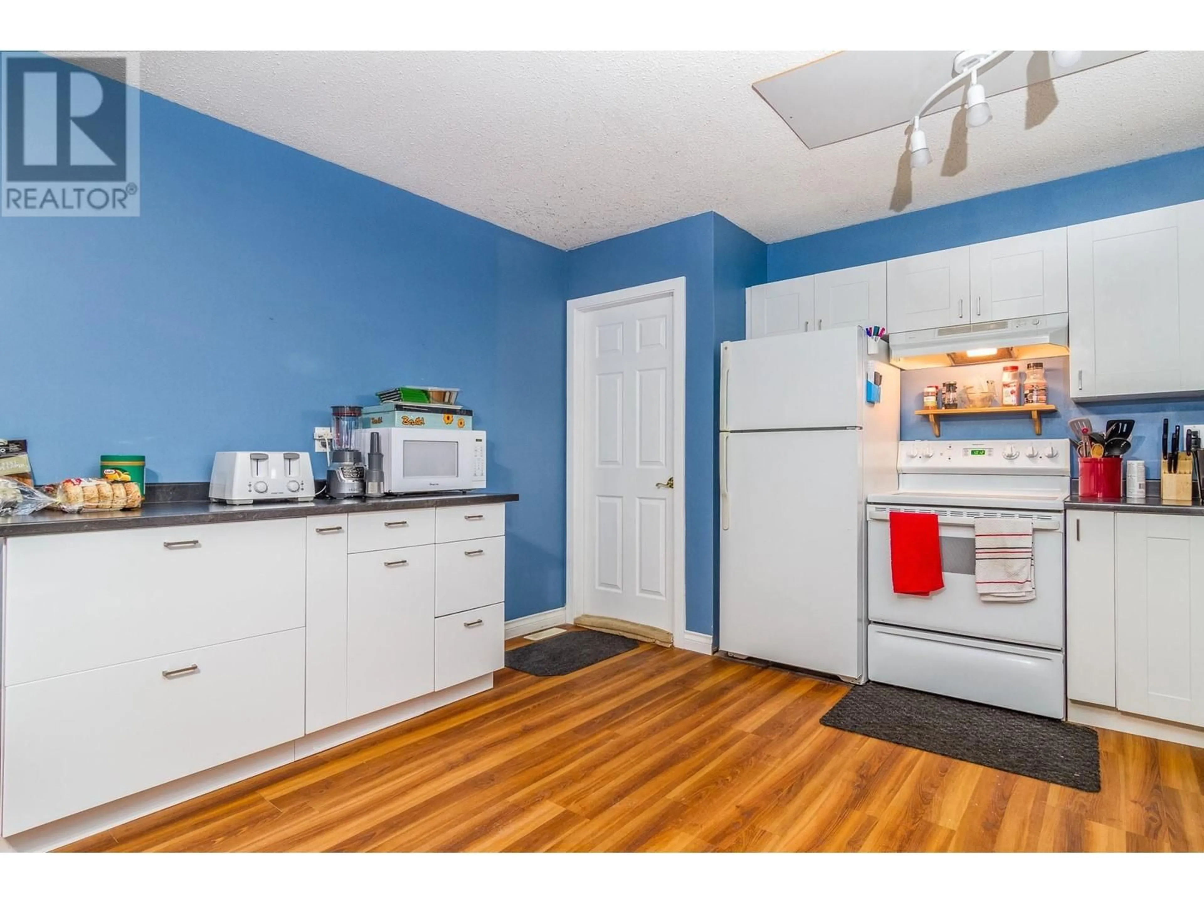 Standard kitchen, wood floors, cottage for 3072 Springfield Road, Kelowna British Columbia V1X4M4