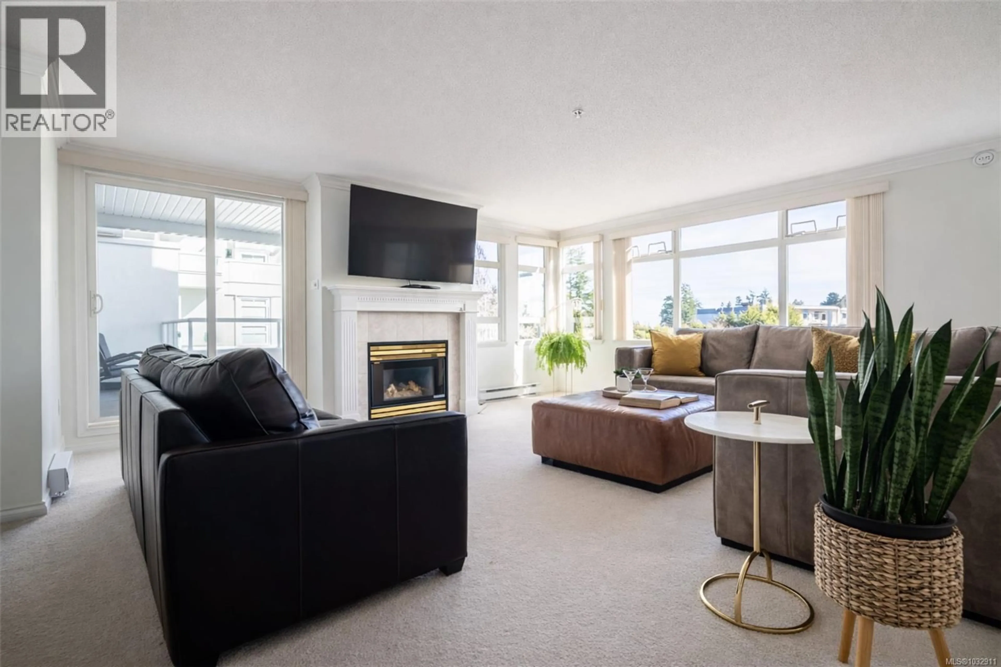 Living room with furniture, unknown for 306 - 5110 CORDOVA BAY ROAD, Saanich British Columbia V8Y2K5