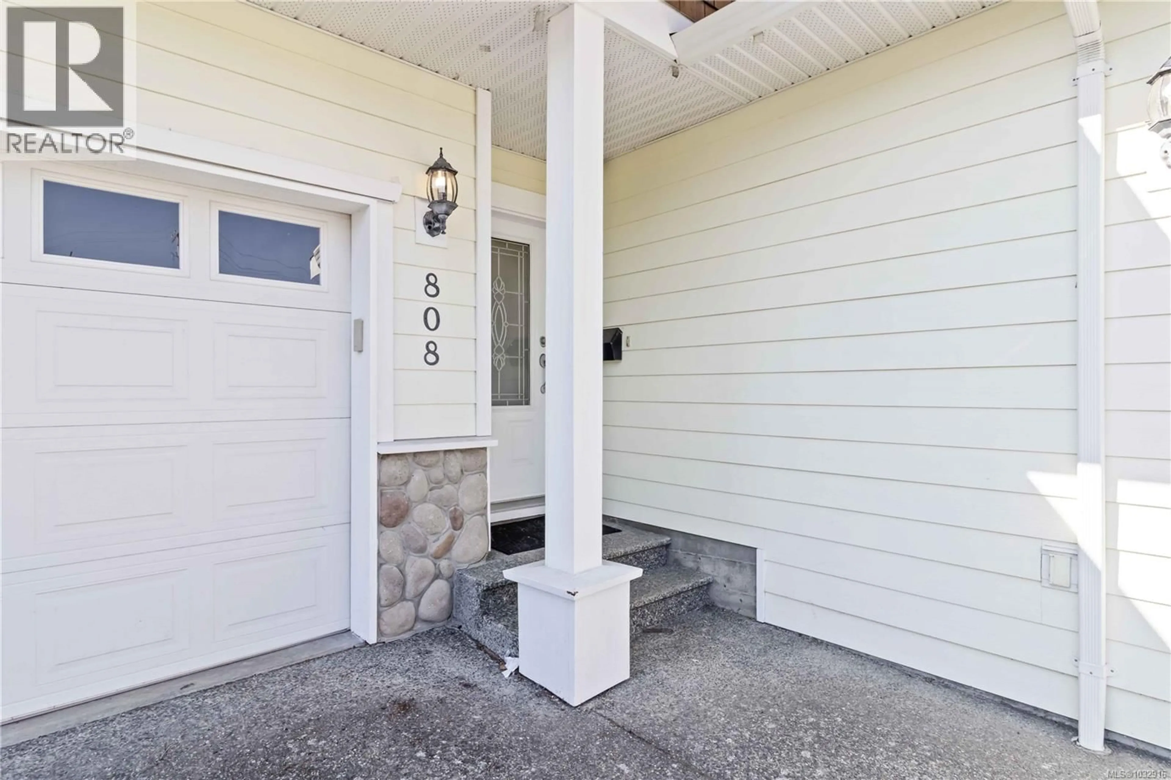 Indoor entryway for 808 JAGDEEP PLACE, Saanich British Columbia V8X2N3