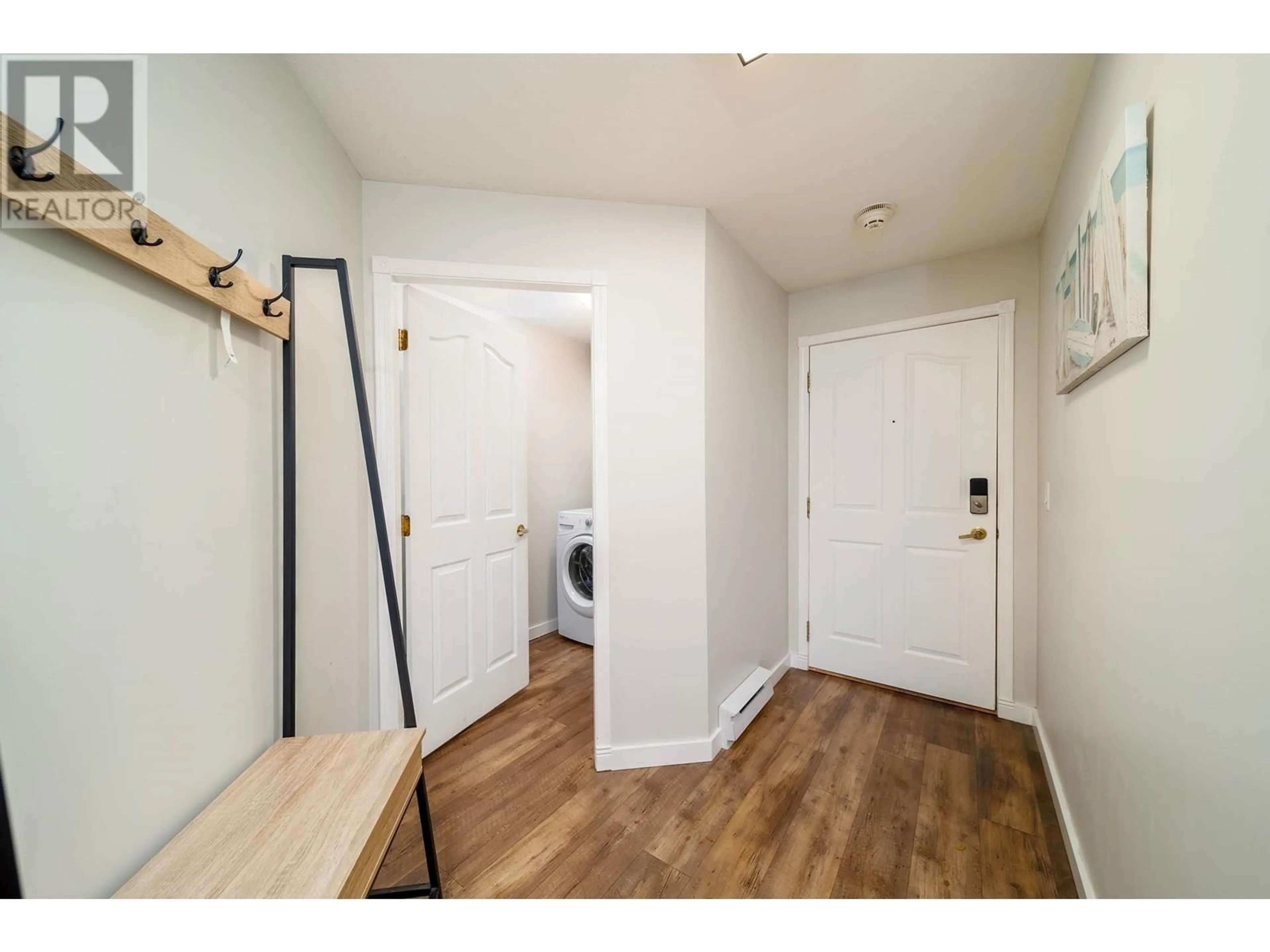 Indoor entryway, wood floors for 575 Doyle Avenue Unit# 102, Kelowna British Columbia V1Y9N2