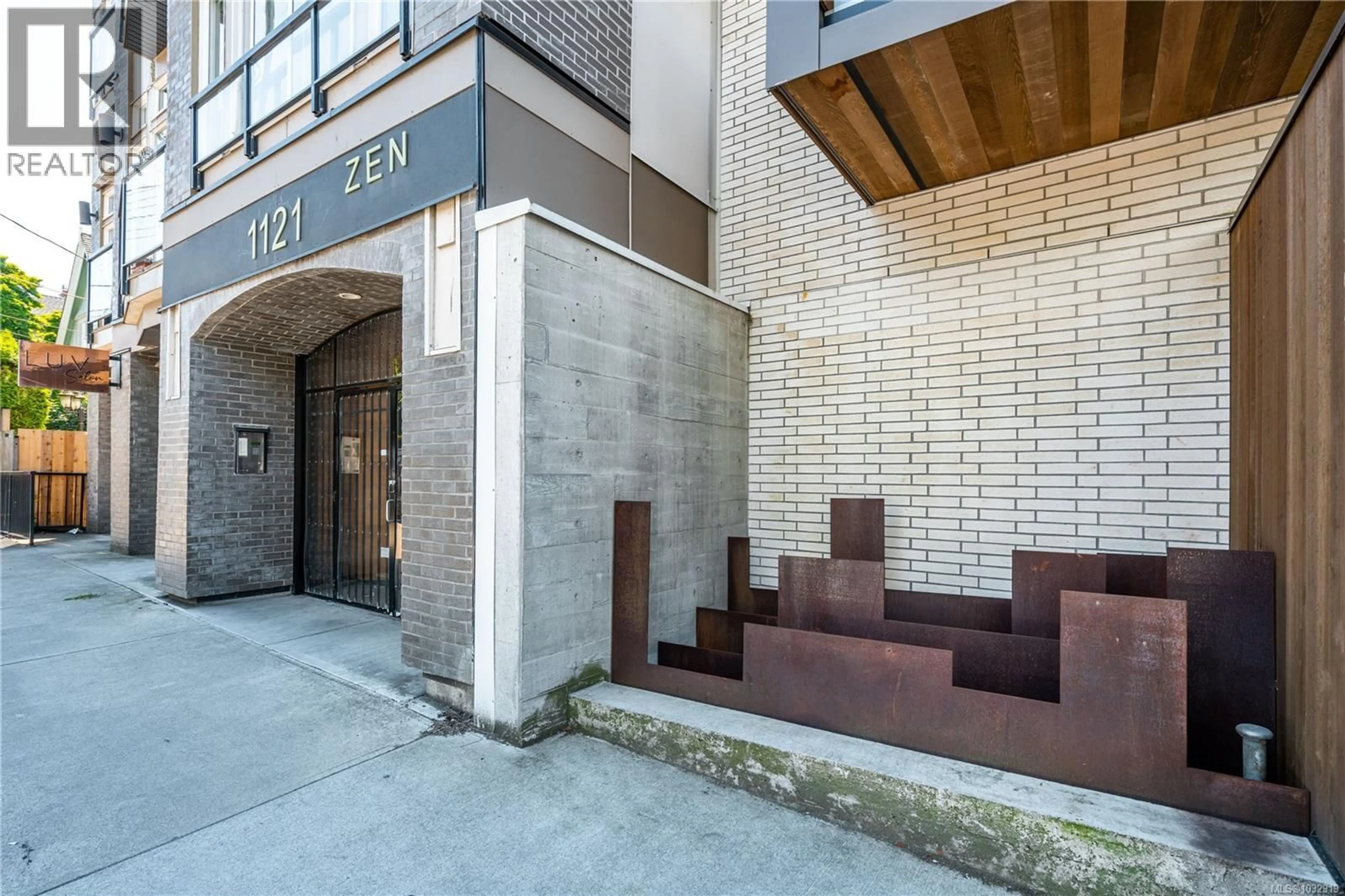 Indoor foyer for 203 - 1121 FORT STREET, Victoria British Columbia V8V3K9