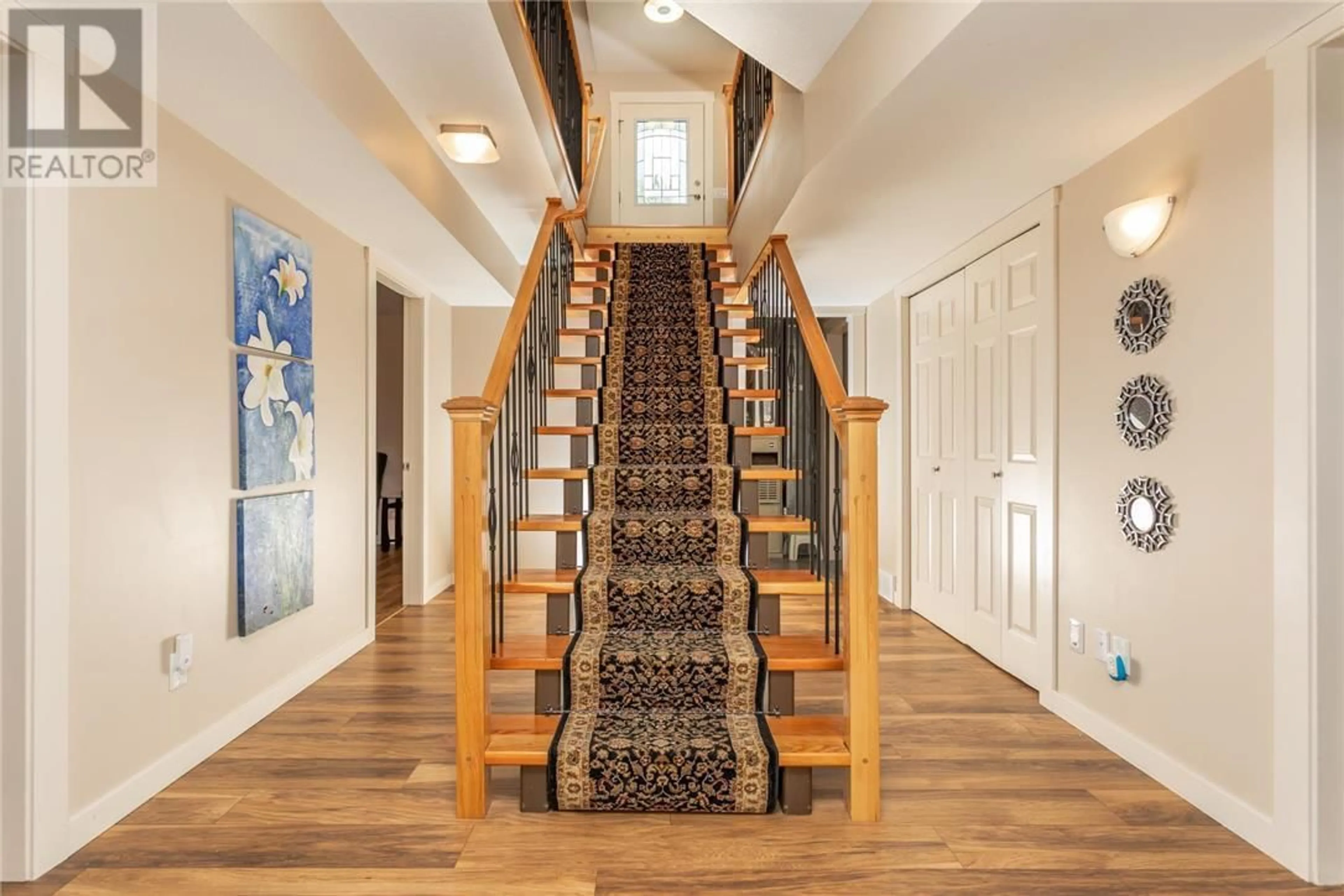 Indoor foyer, wood floors for 886 Stevenson Road, West Kelowna British Columbia V1Z1N2