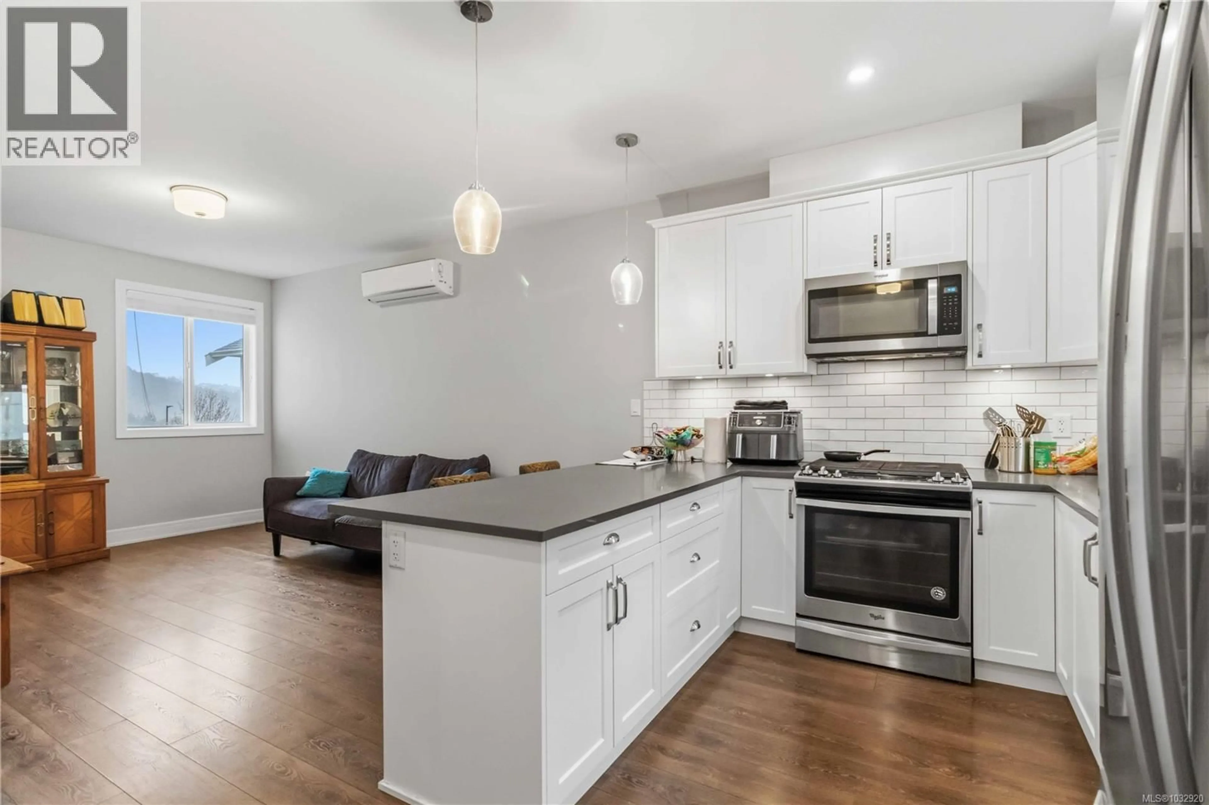 Open concept kitchen, wood/laminate floor for 3023 CONSTELLATION AVENUE, Langford British Columbia V9B0V2