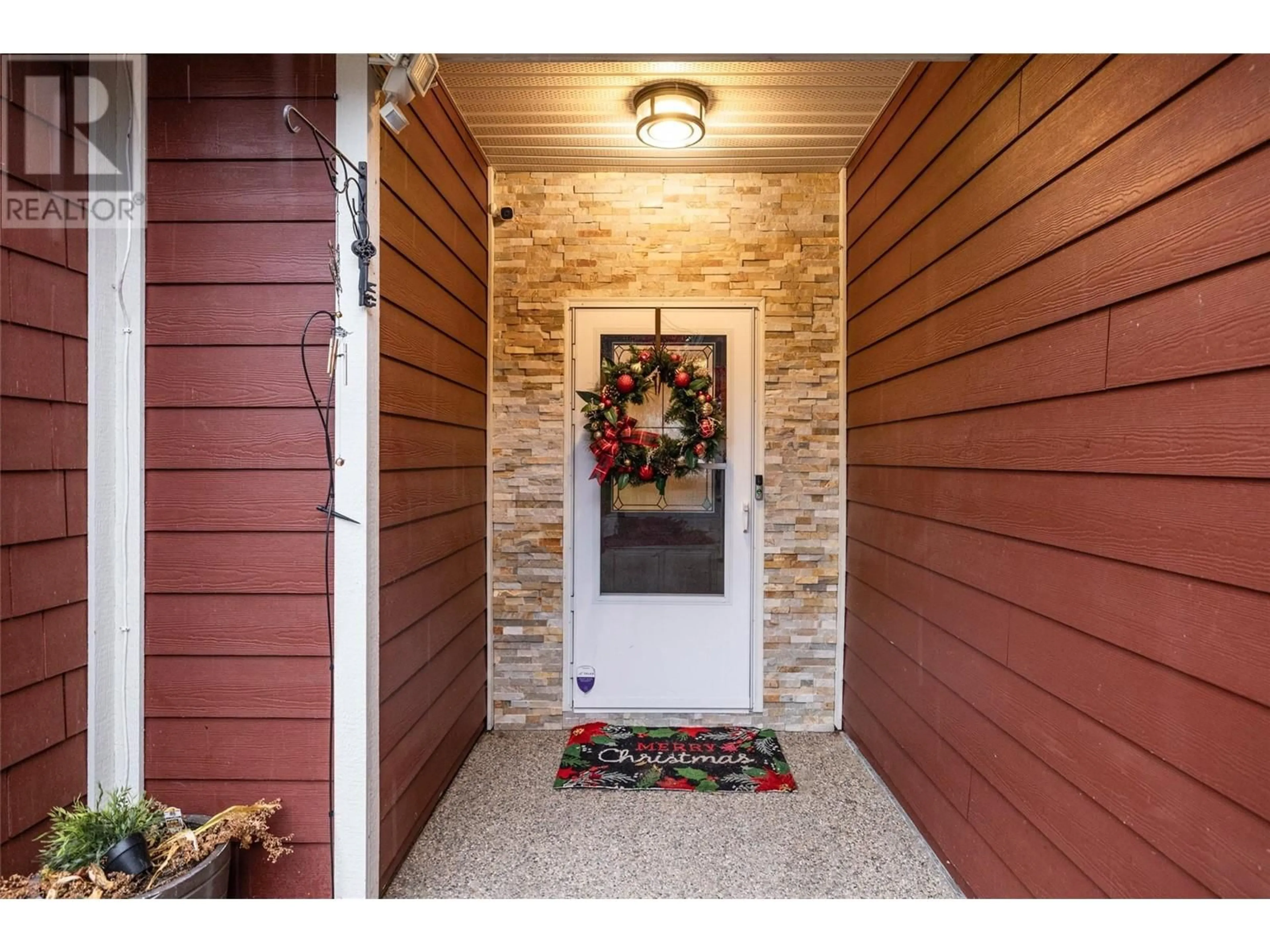 Indoor entryway, wood floors for 9749 Santina Road, Lake Country British Columbia V4V2R9