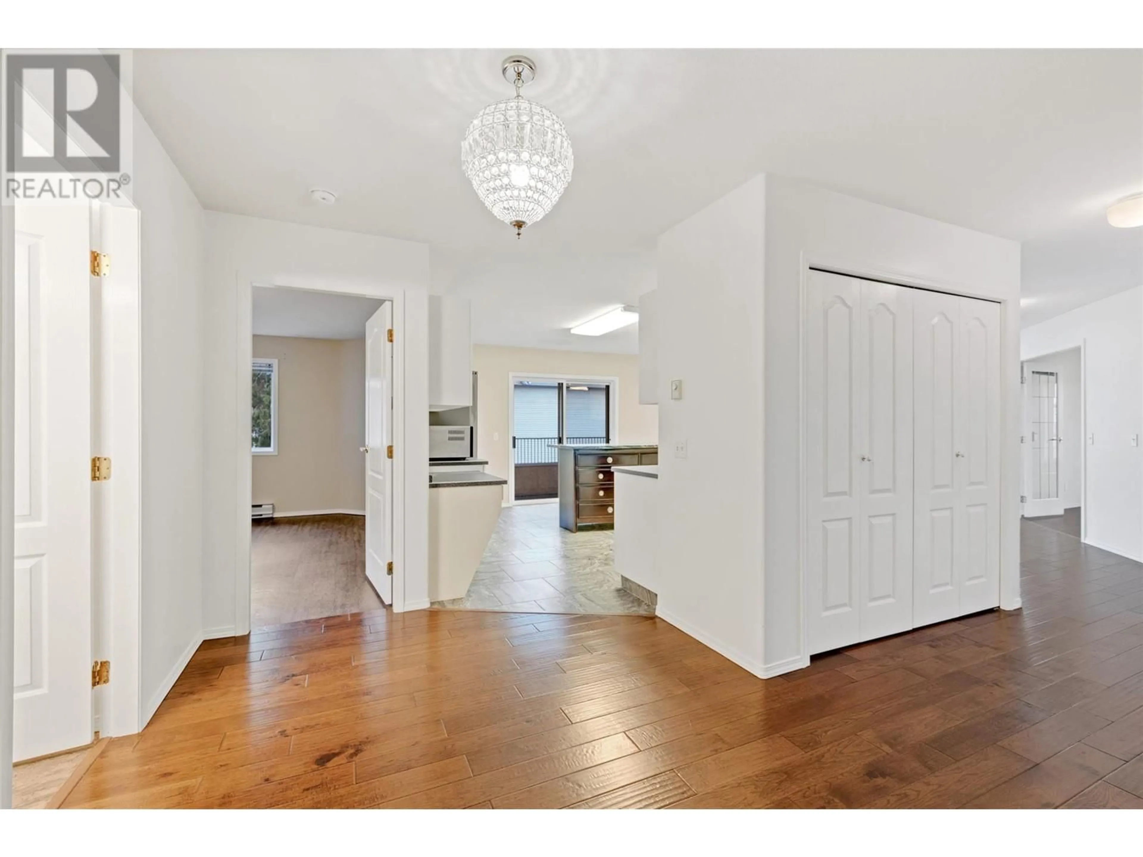 Indoor entryway, wood floors for 985 KLO Road Unit# 319, Kelowna British Columbia V1Y9L2