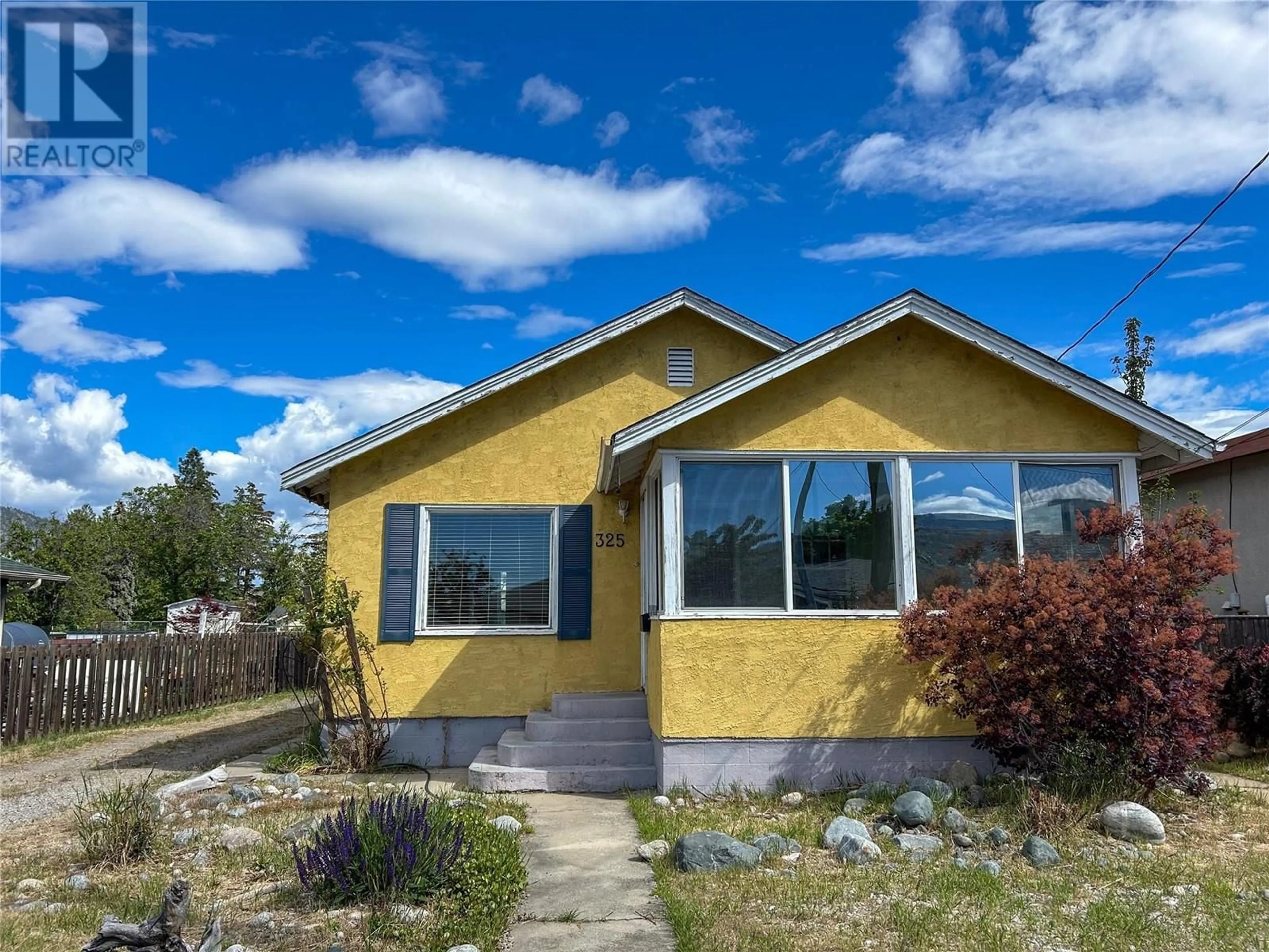 A pic from outside/outdoor area/front of a property/back of a property/a pic from drone, street for 325 NELSON AVENUE, Penticton British Columbia V2A2L1