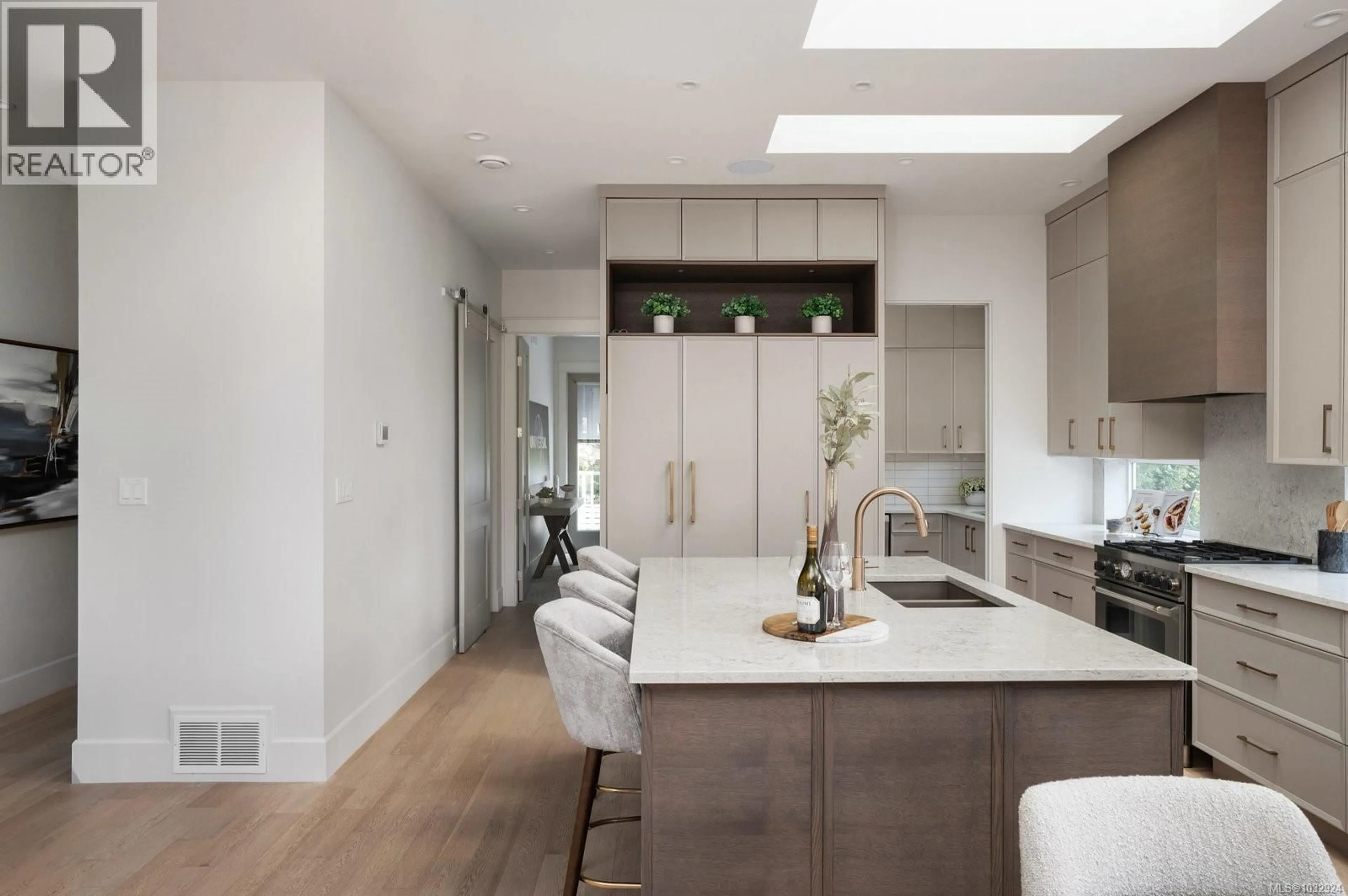 Contemporary kitchen, unknown for 2639 VICTOR STREET, Victoria British Columbia V8R4E3