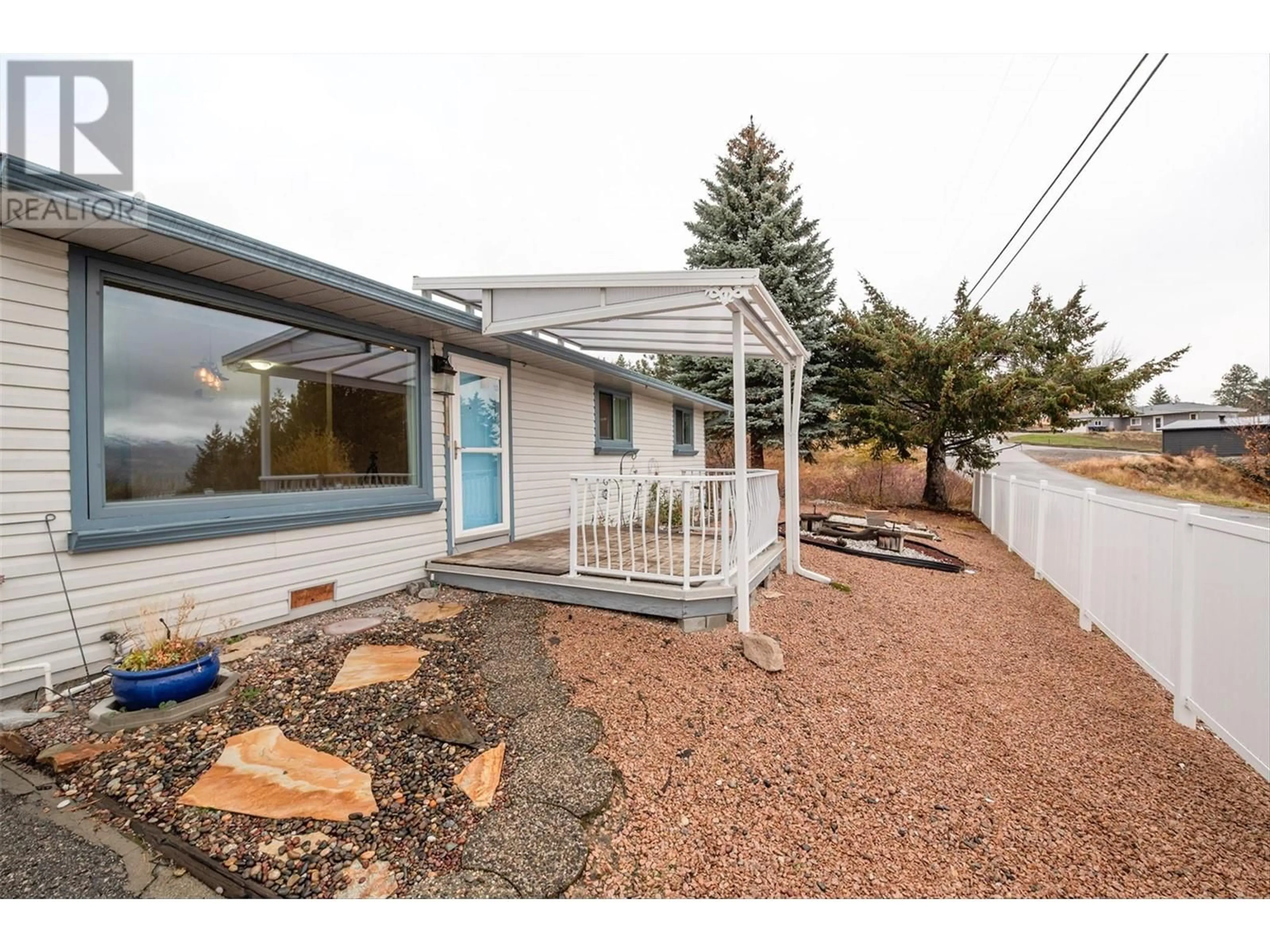 Home with vinyl exterior material for 6040 Ellison Avenue, Peachland British Columbia V0H1X4