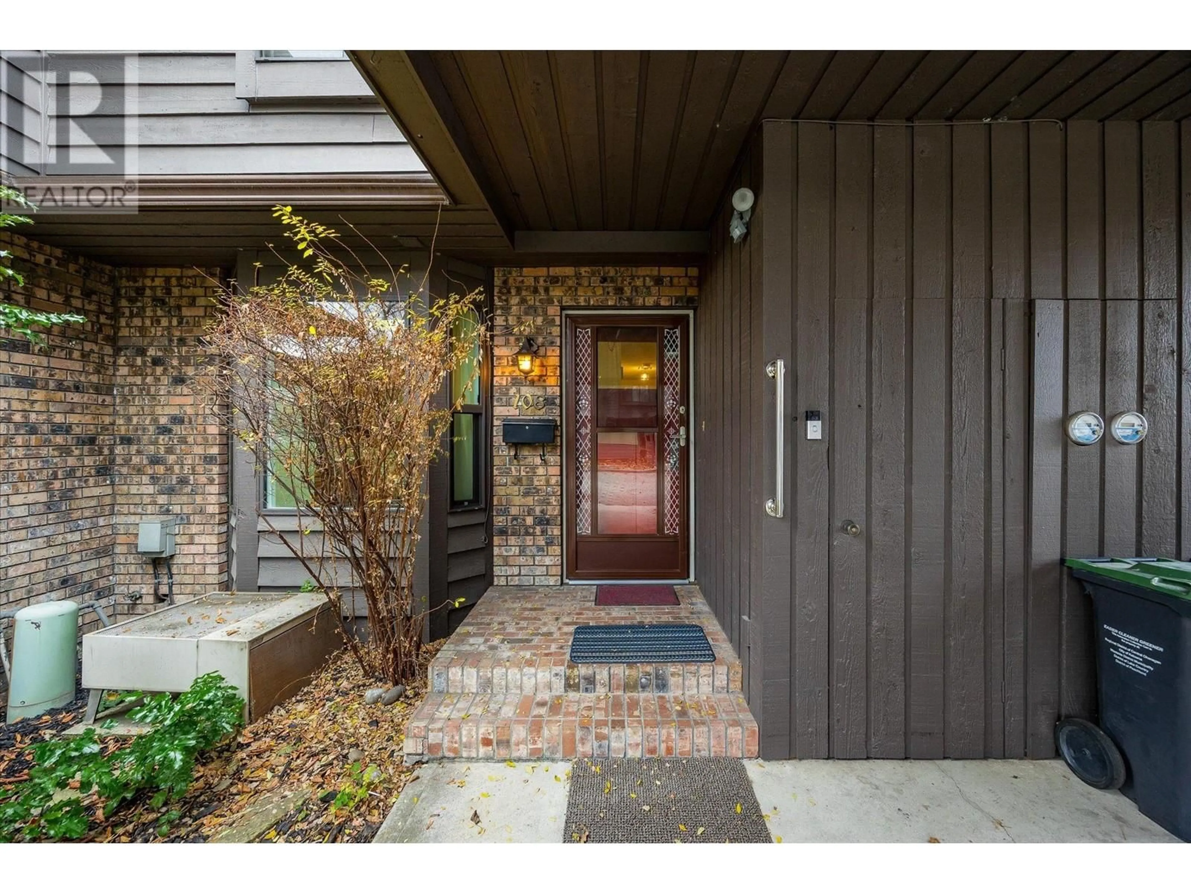 Indoor entryway, wood floors for 1995 Burtch Road Unit# 108, Kelowna British Columbia V1Y4B4