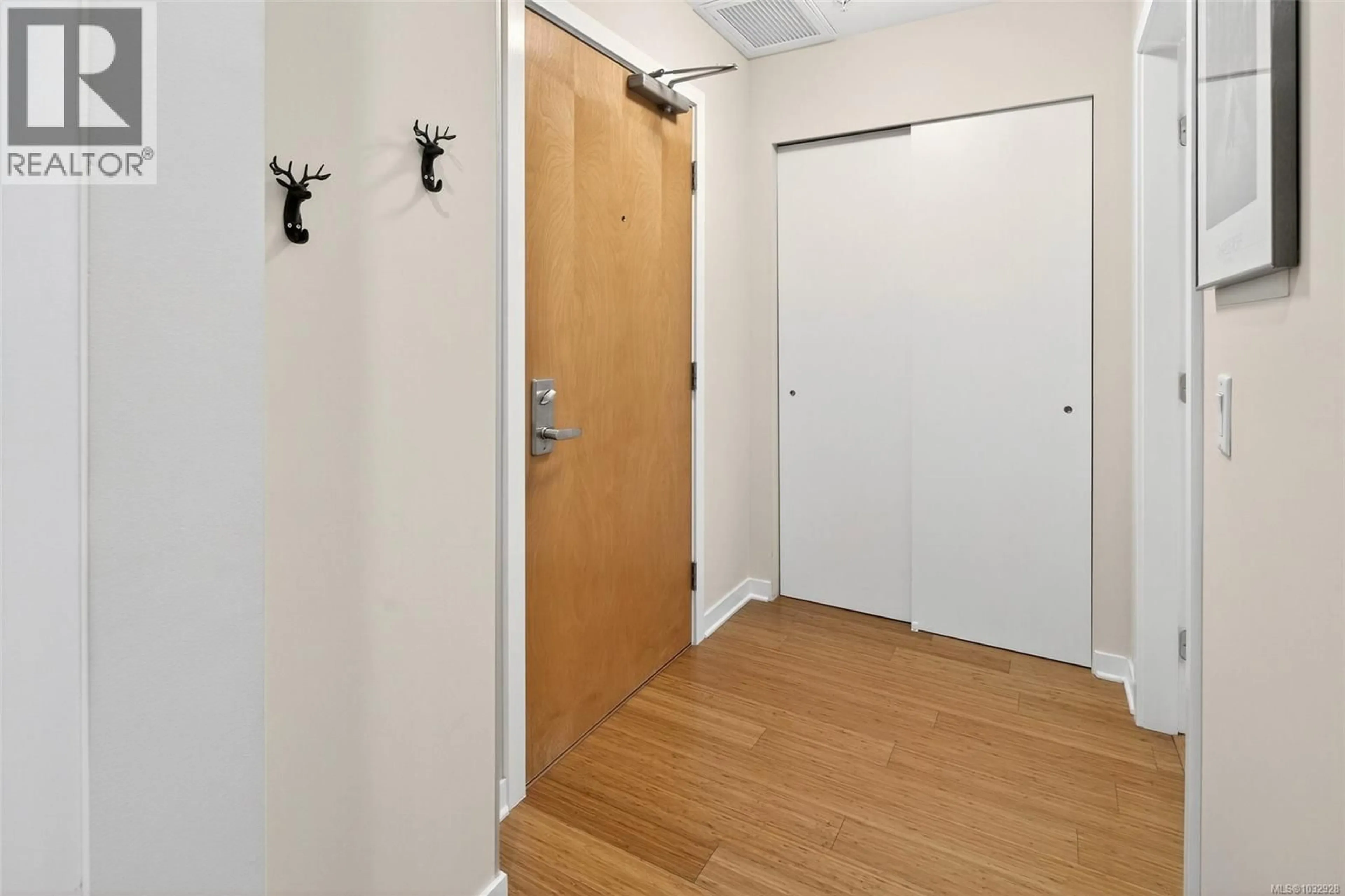 Indoor foyer for 308 - 373 TYEE ROAD, Victoria British Columbia V9A0B3