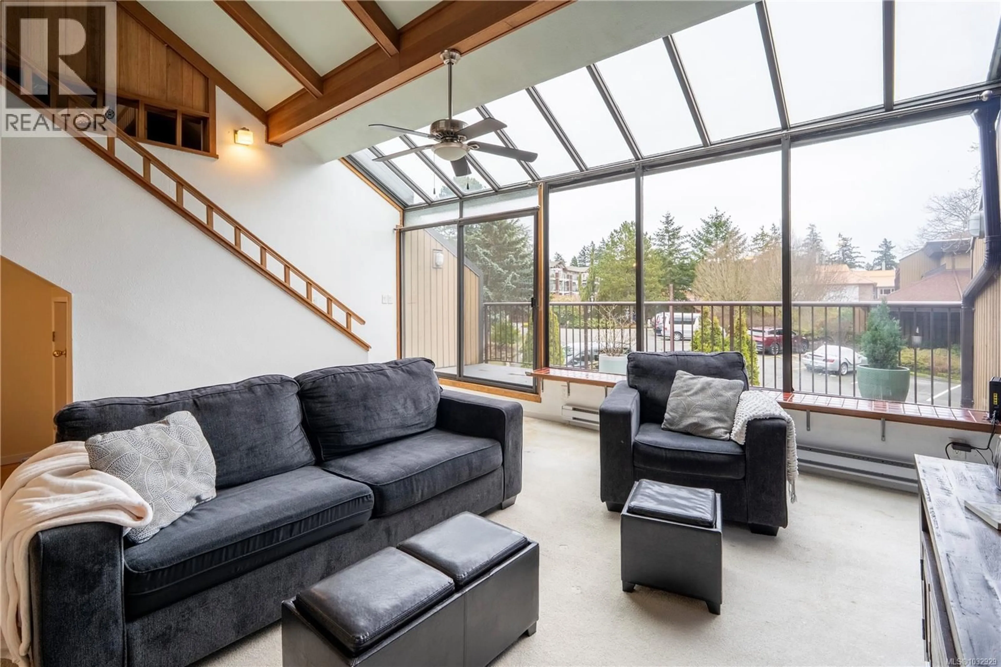 Living room with furniture, unknown for 493D - 4678 ELK LAKE DRIVE, Saanich British Columbia V8Z5M1