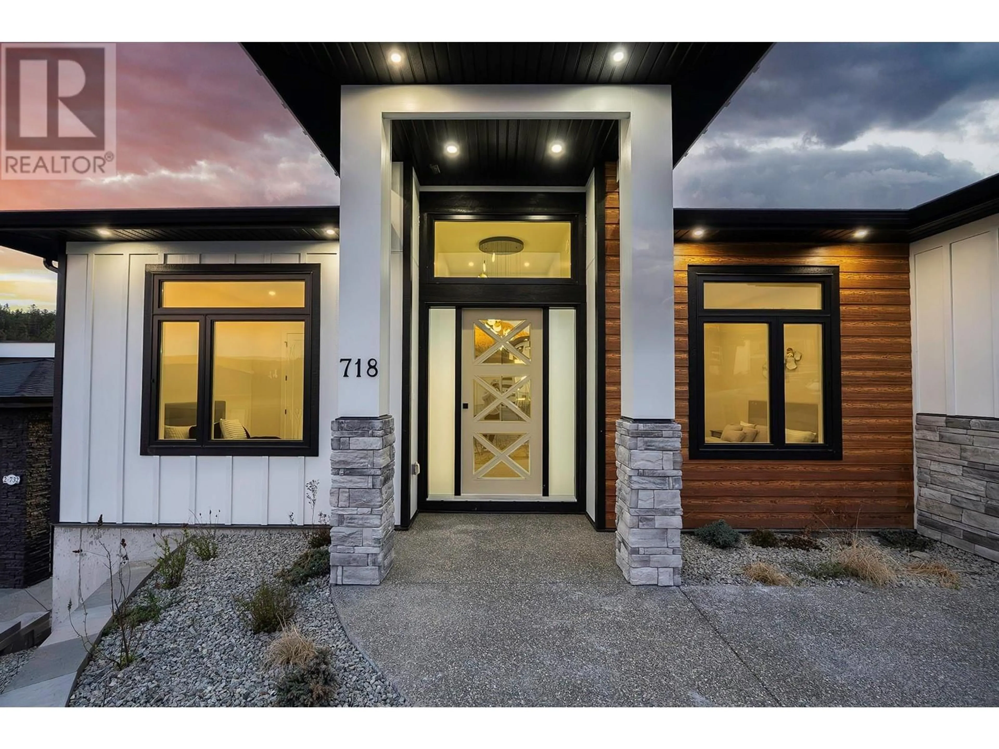 Indoor entryway for 718 CARNOUSTIE DRIVE, Kelowna British Columbia V1P1V2