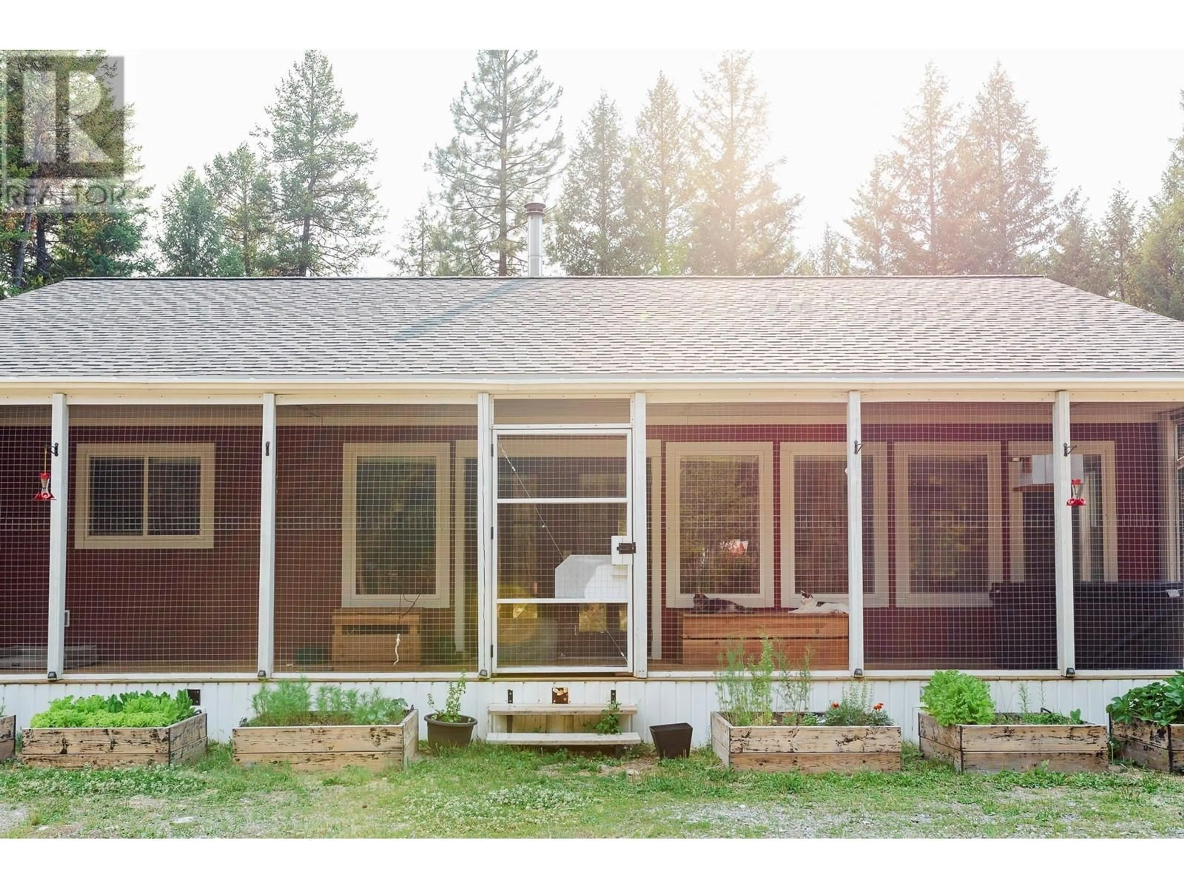 Home with vinyl exterior material, unknown for 20 COTTONWOOD ROAD, Beaverdell British Columbia V0H1A0