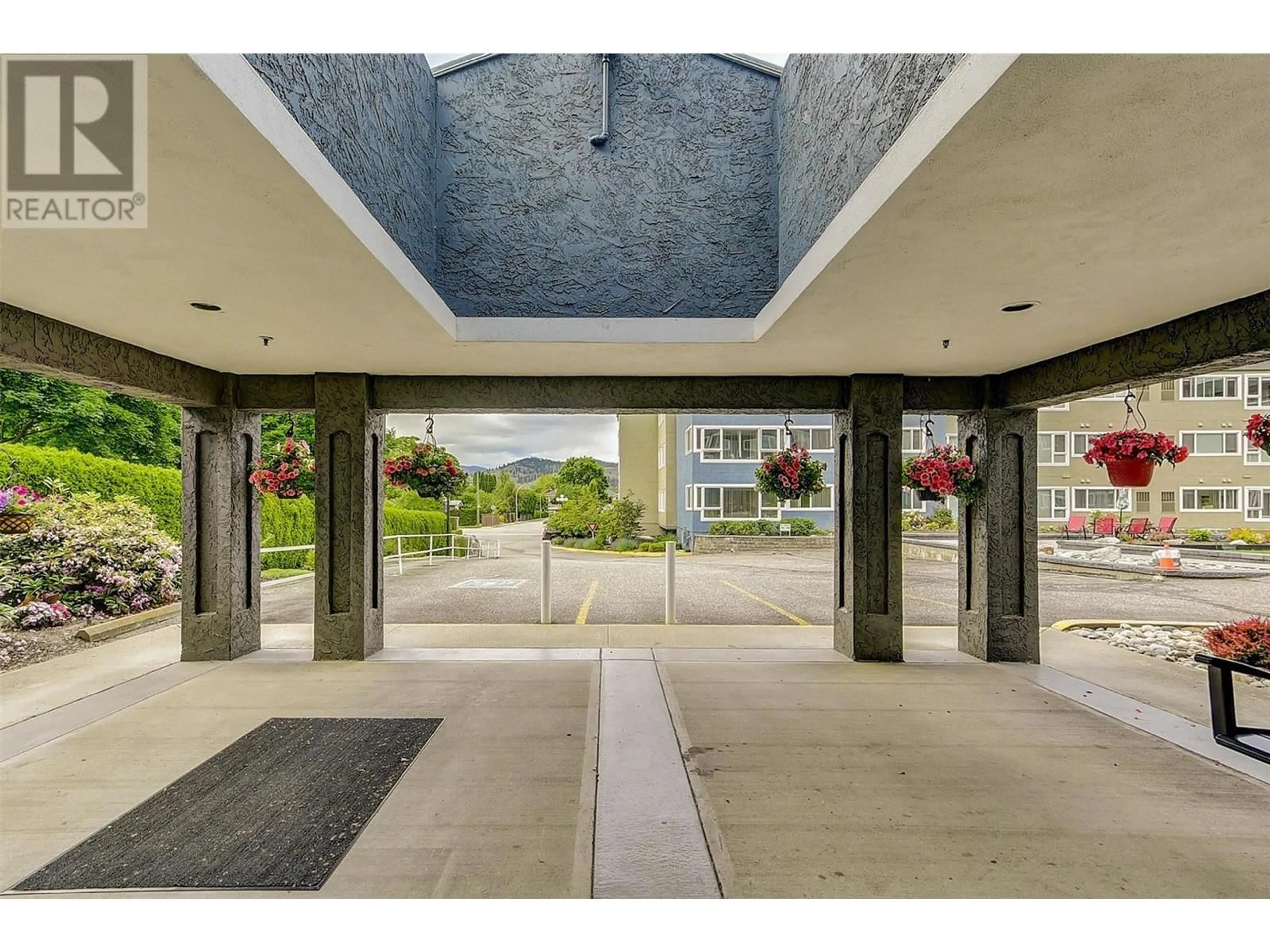 Indoor foyer, cement floor for 1045 Sutherland Avenue Unit# 302, Kelowna British Columbia V1Y5Y1