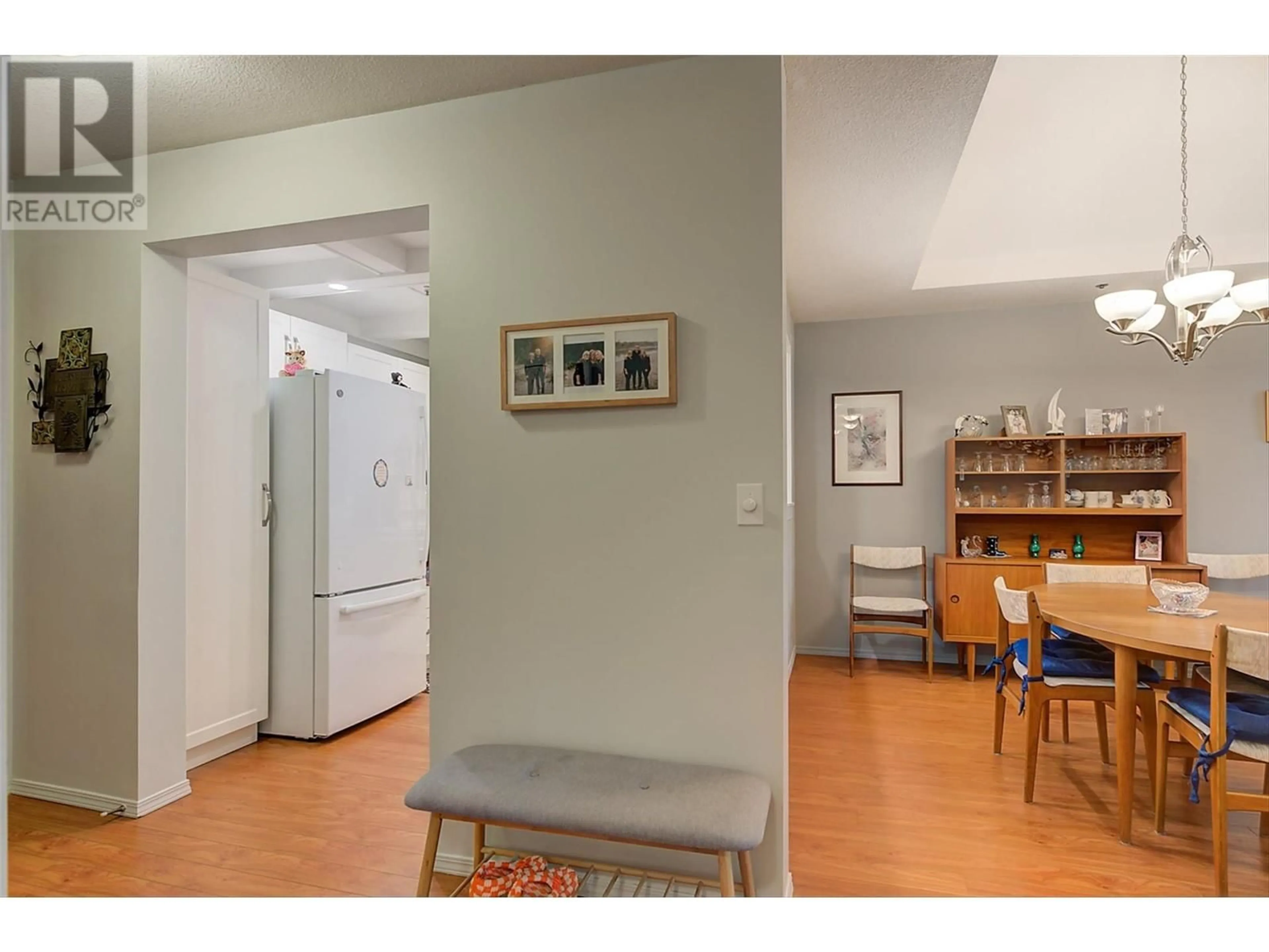 Indoor entryway, wood floors for 1045 Sutherland Avenue Unit# 302, Kelowna British Columbia V1Y5Y1