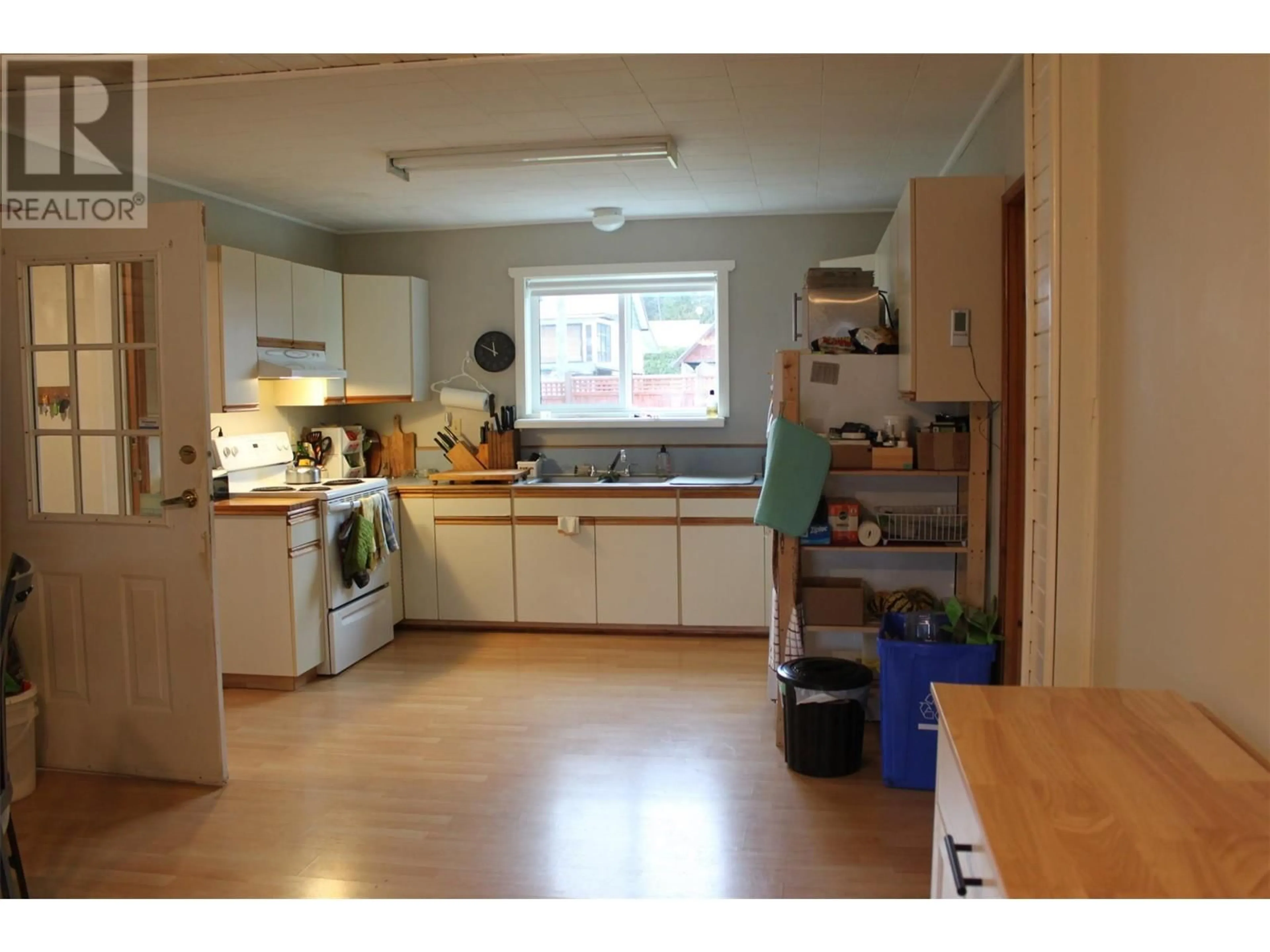 Kitchen, wood floors, cottage for 312 7th Avenue, Nakusp British Columbia V0G1R0