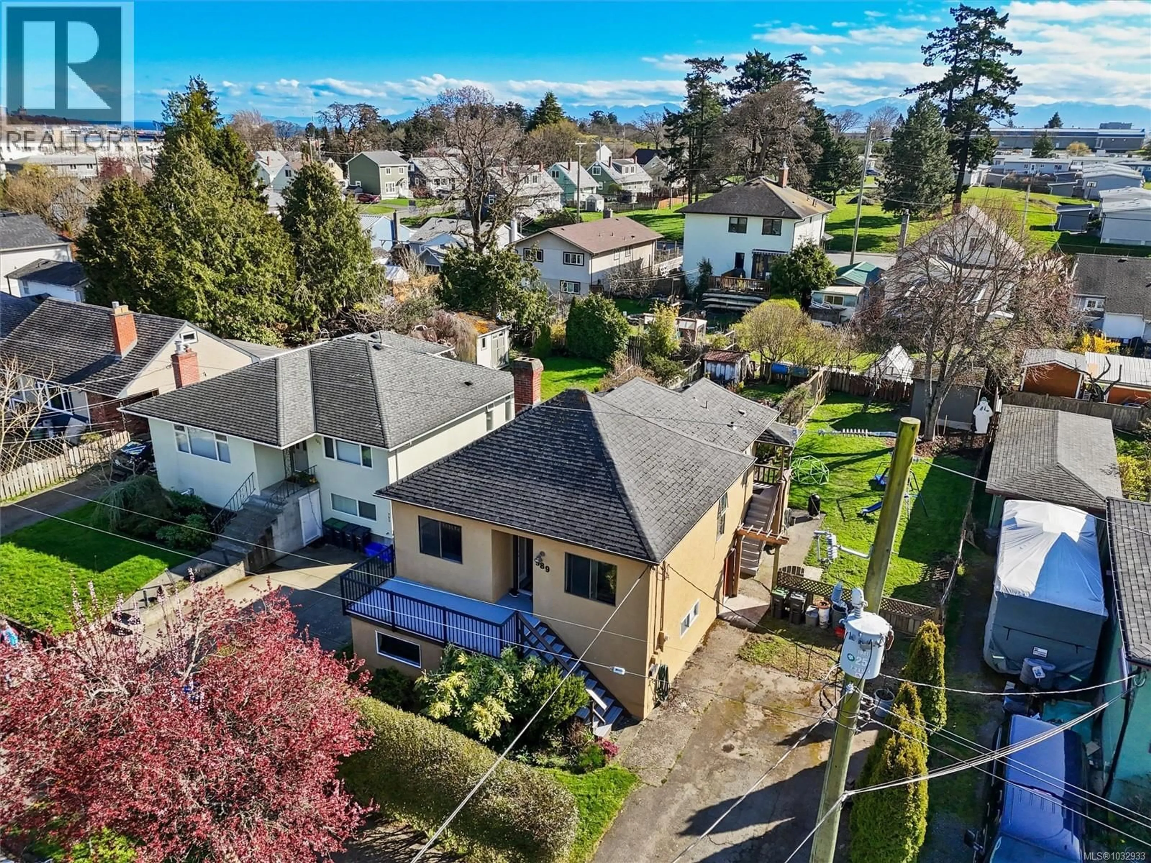 A pic from outside/outdoor area/front of a property/back of a property/a pic from drone, street for 989 DUNSMUIR ROAD, Esquimalt British Columbia V9A5C4