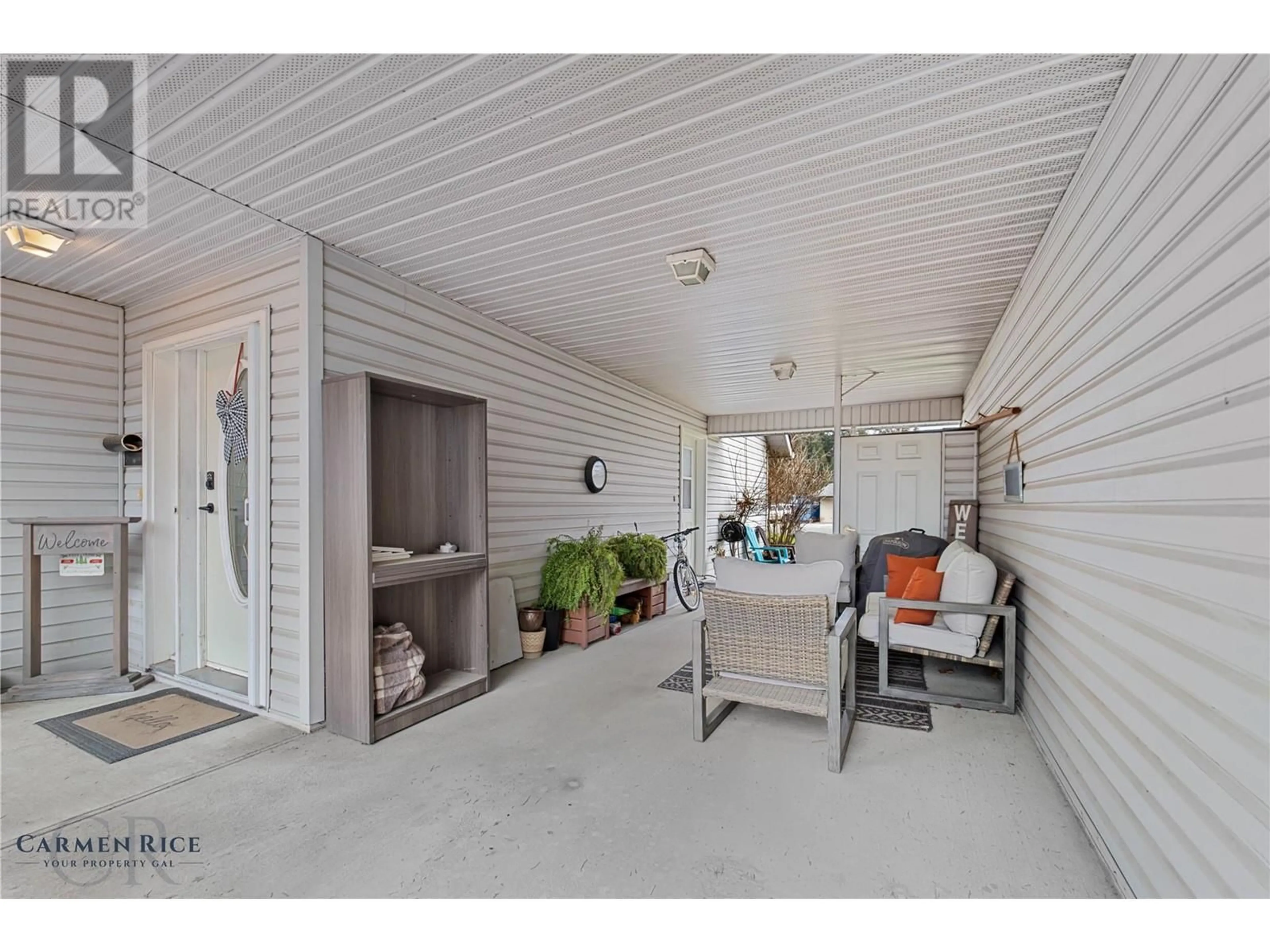 Indoor entryway, wood floors for 4476 Barriere Town Road Unit# 2, Barriere British Columbia V0E1E0