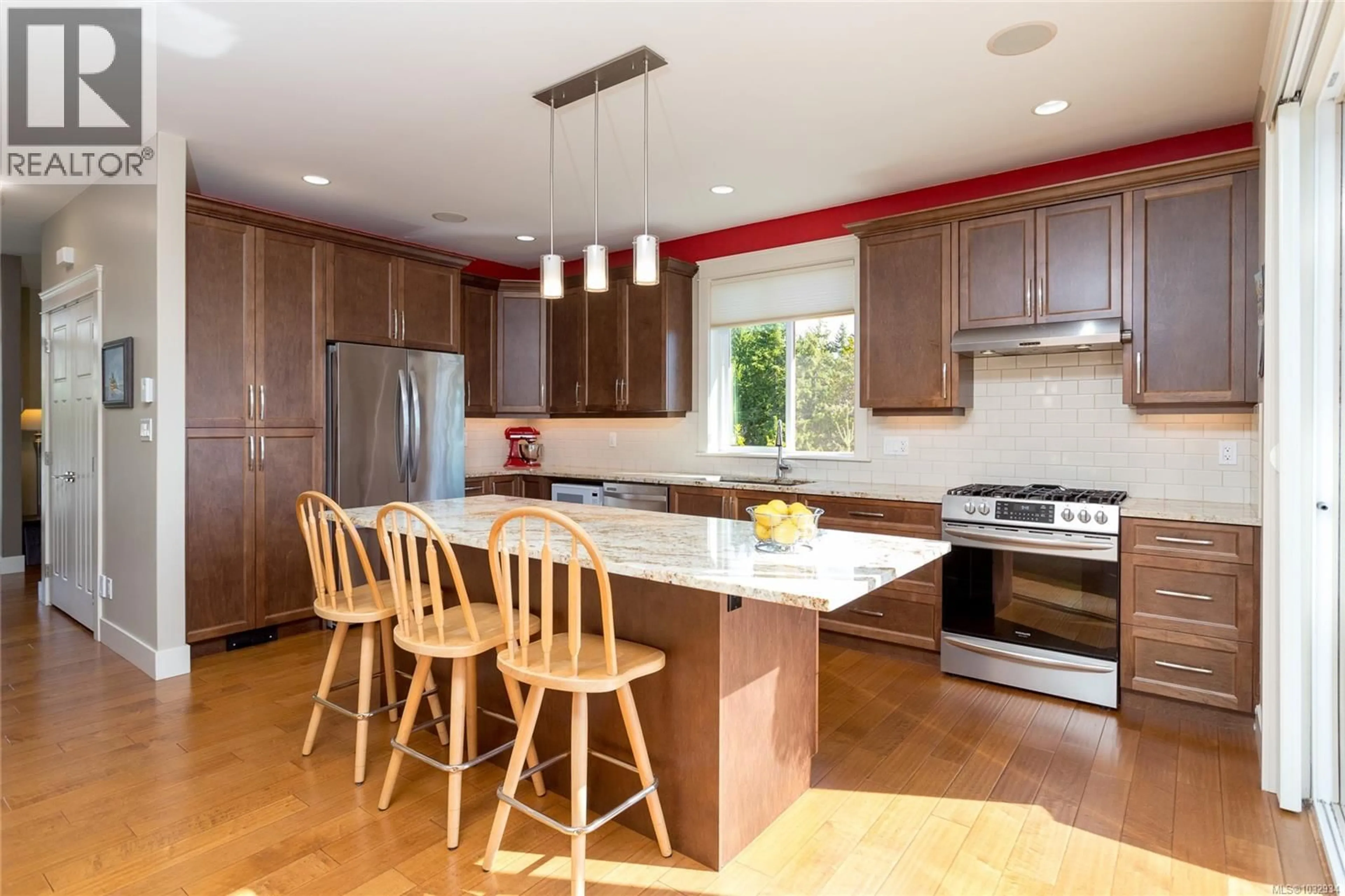Contemporary kitchen, wood/laminate floor for 6963 BENTLEY PLACE, Sooke British Columbia V9Z1M4
