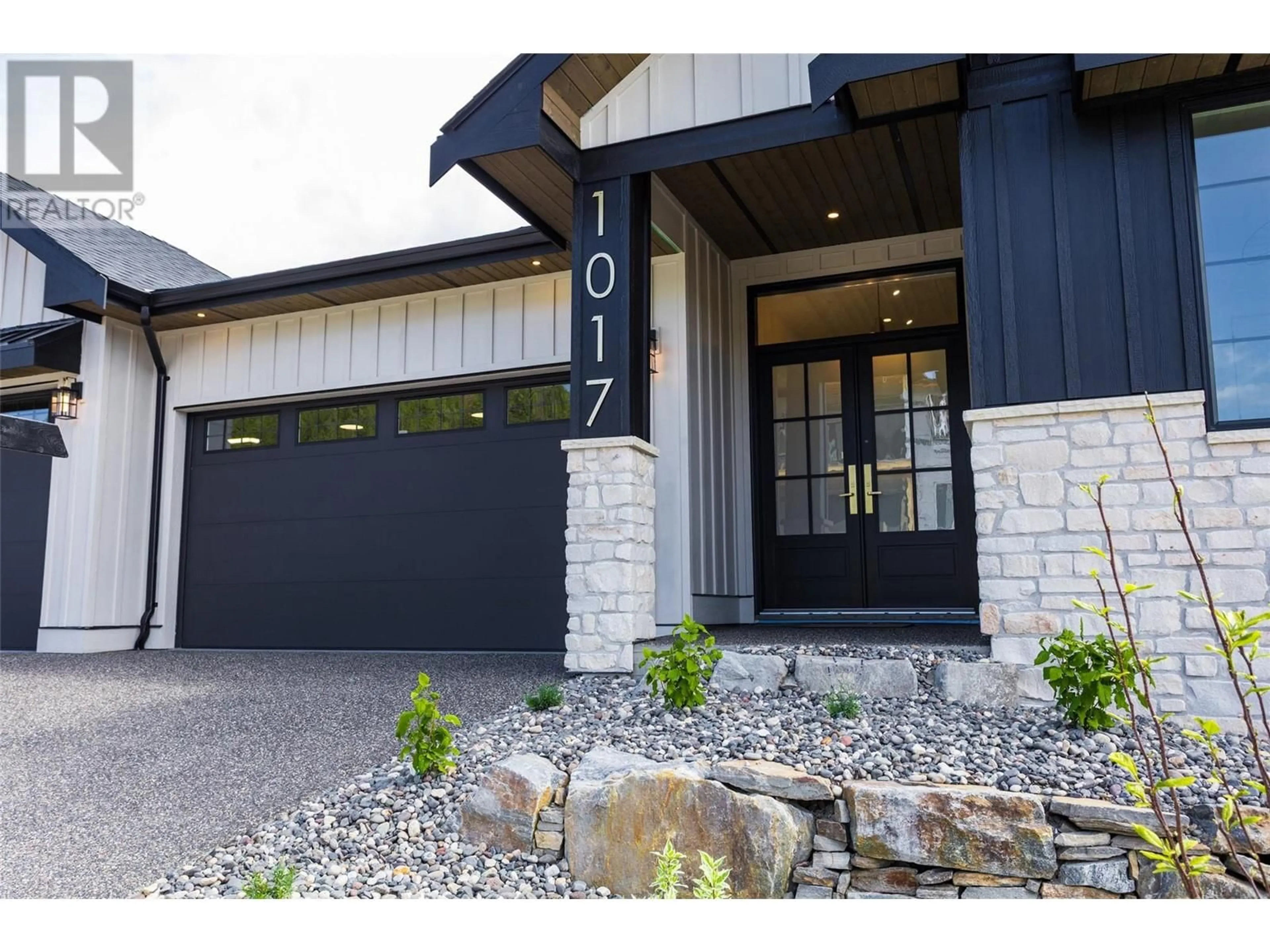 Indoor entryway for 1017 CARNOUSTIE DRIVE, Kelowna British Columbia V1P0A3