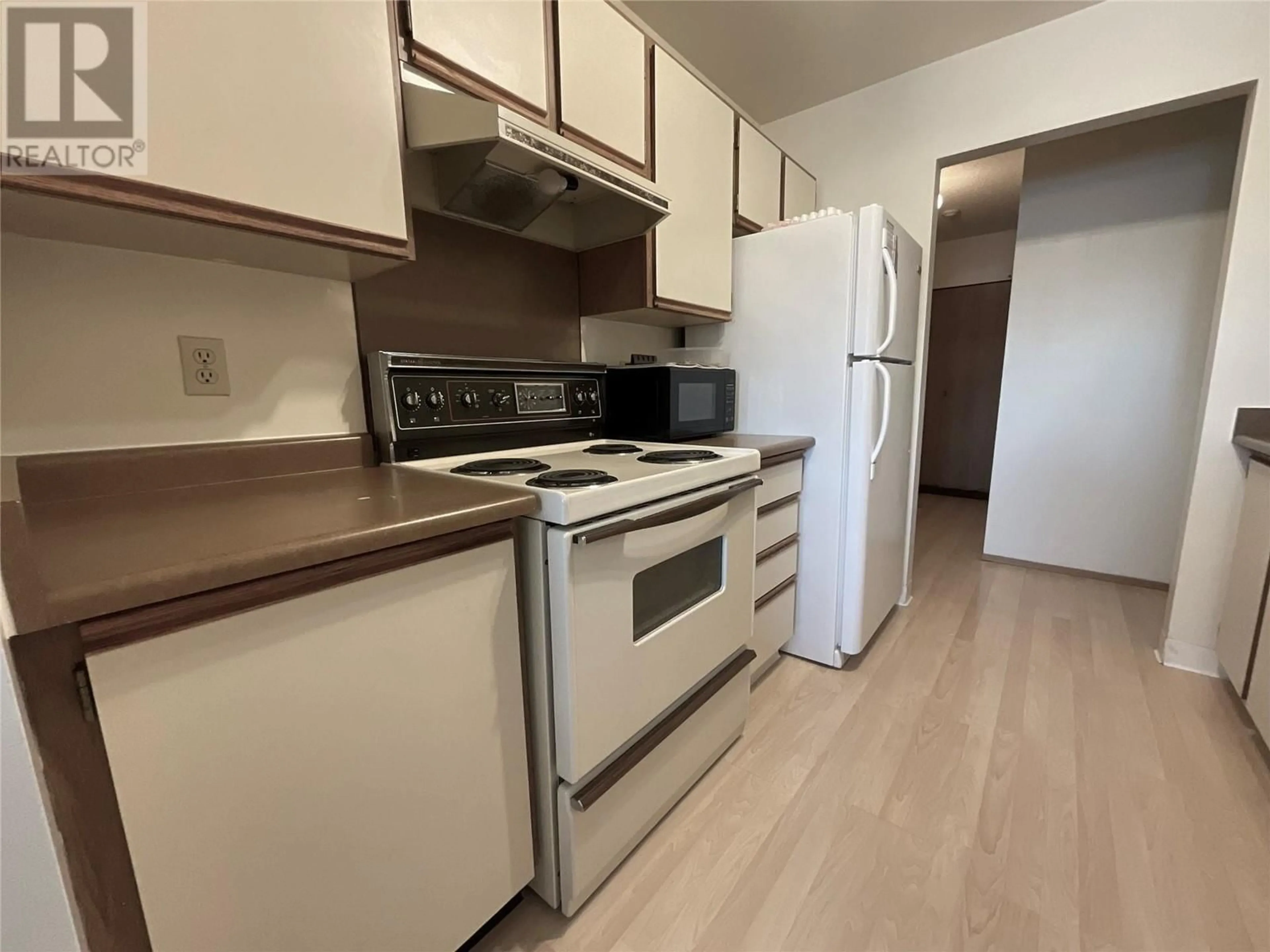 Standard kitchen, wood floors for 320 Northgate Unit# 315, Tumbler Ridge British Columbia V0C2W0