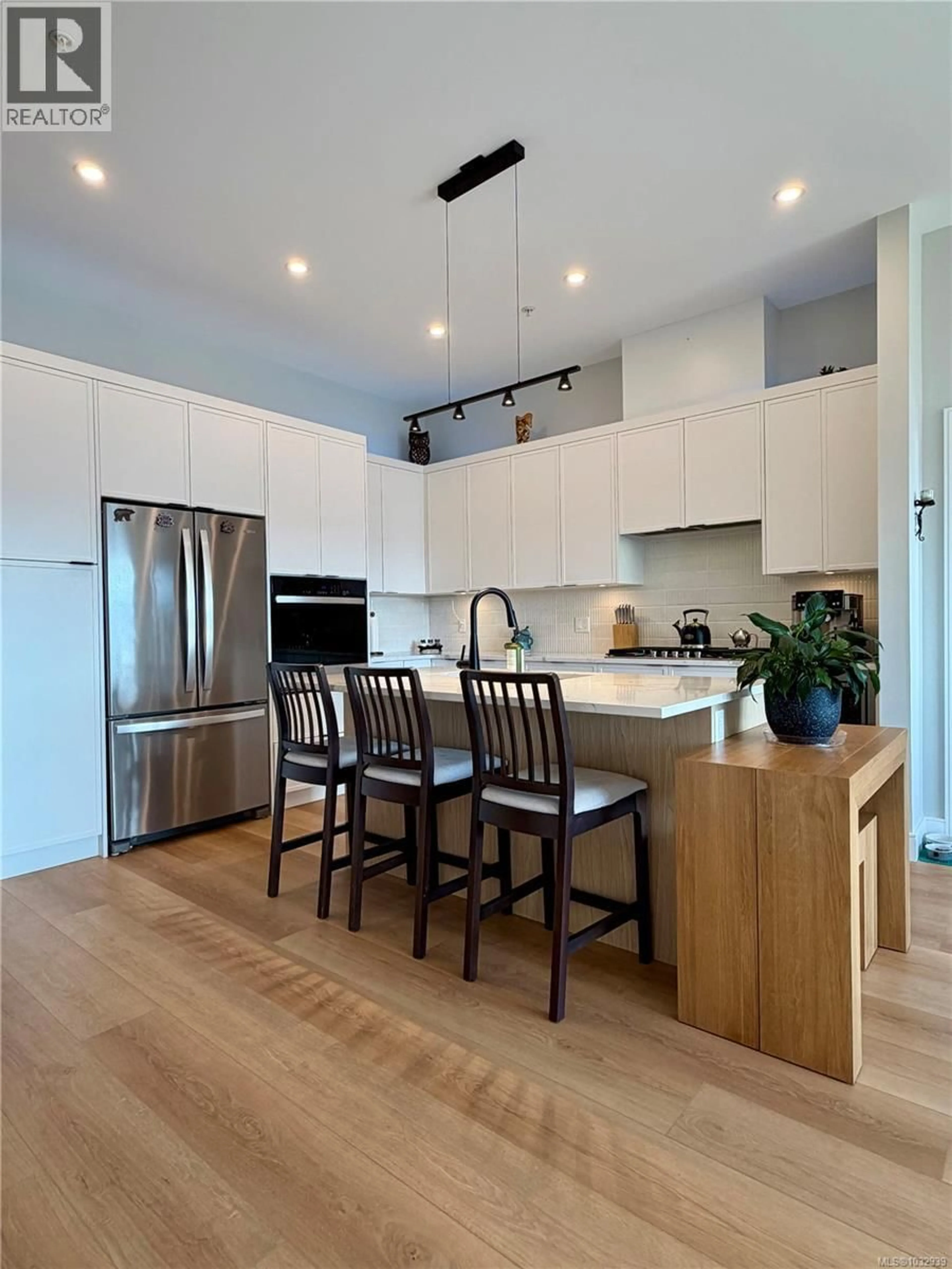 Contemporary kitchen, wood/laminate floor for 614 - 1810 SELENITE PLACE, Langford British Columbia V9B7E2