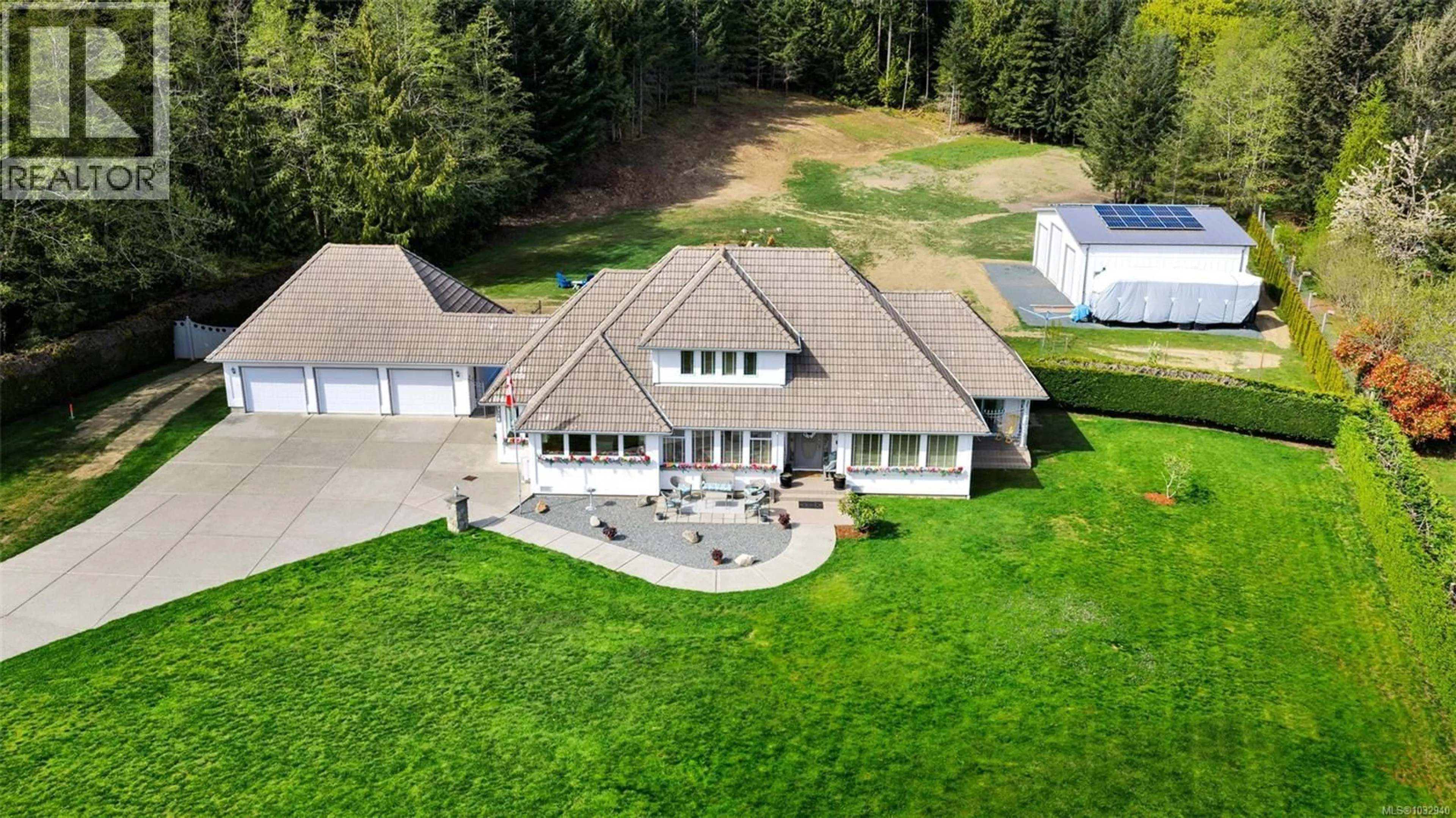A pic from outside/outdoor area/front of a property/back of a property/a pic from drone, unknown for 2304 BOULDING ROAD, Mill Bay British Columbia V8H1B6