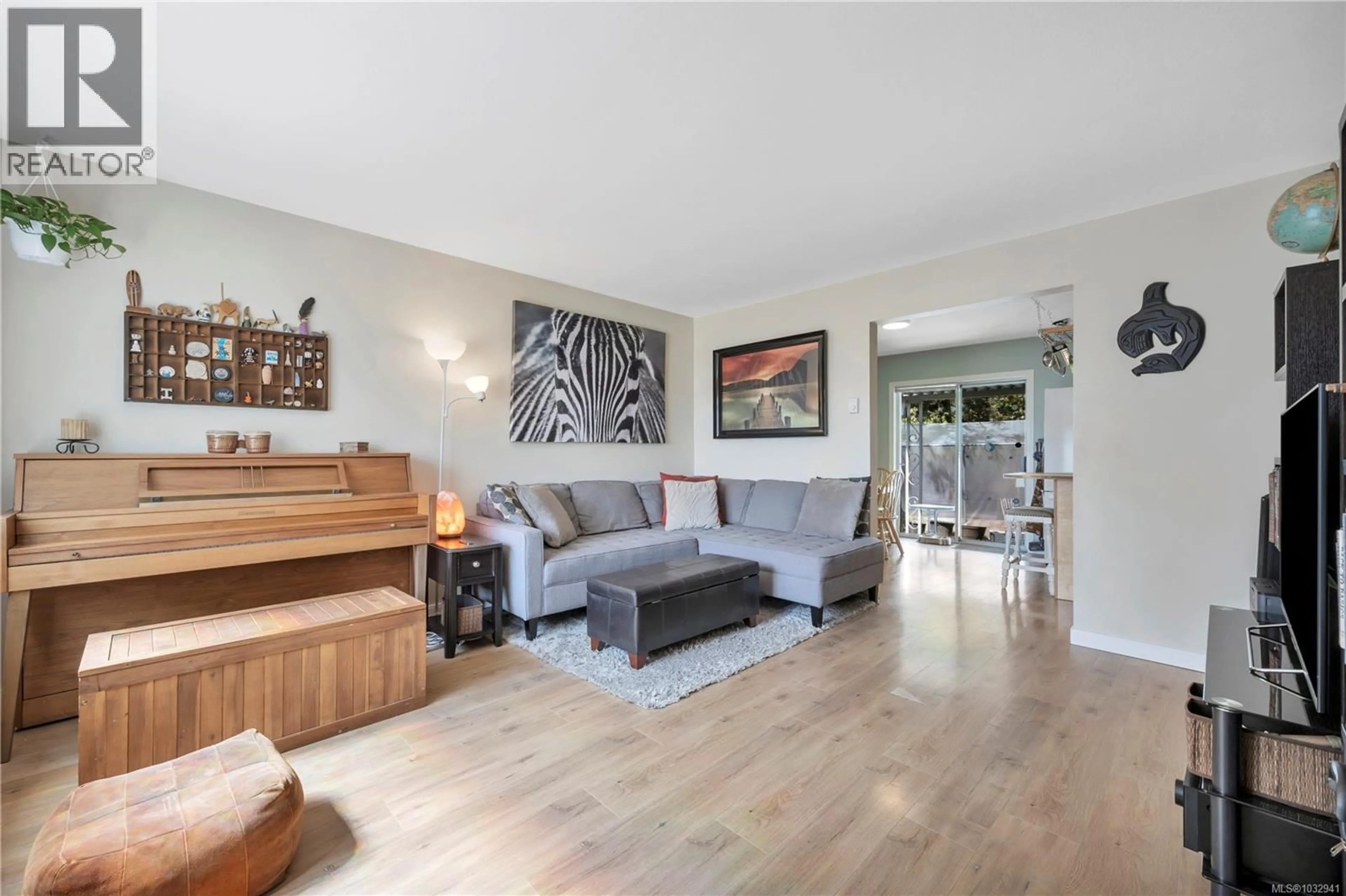 Living room with furniture, wood/laminate floor for 4 - 6135 RYALL ROAD, Duncan British Columbia V9L2H6
