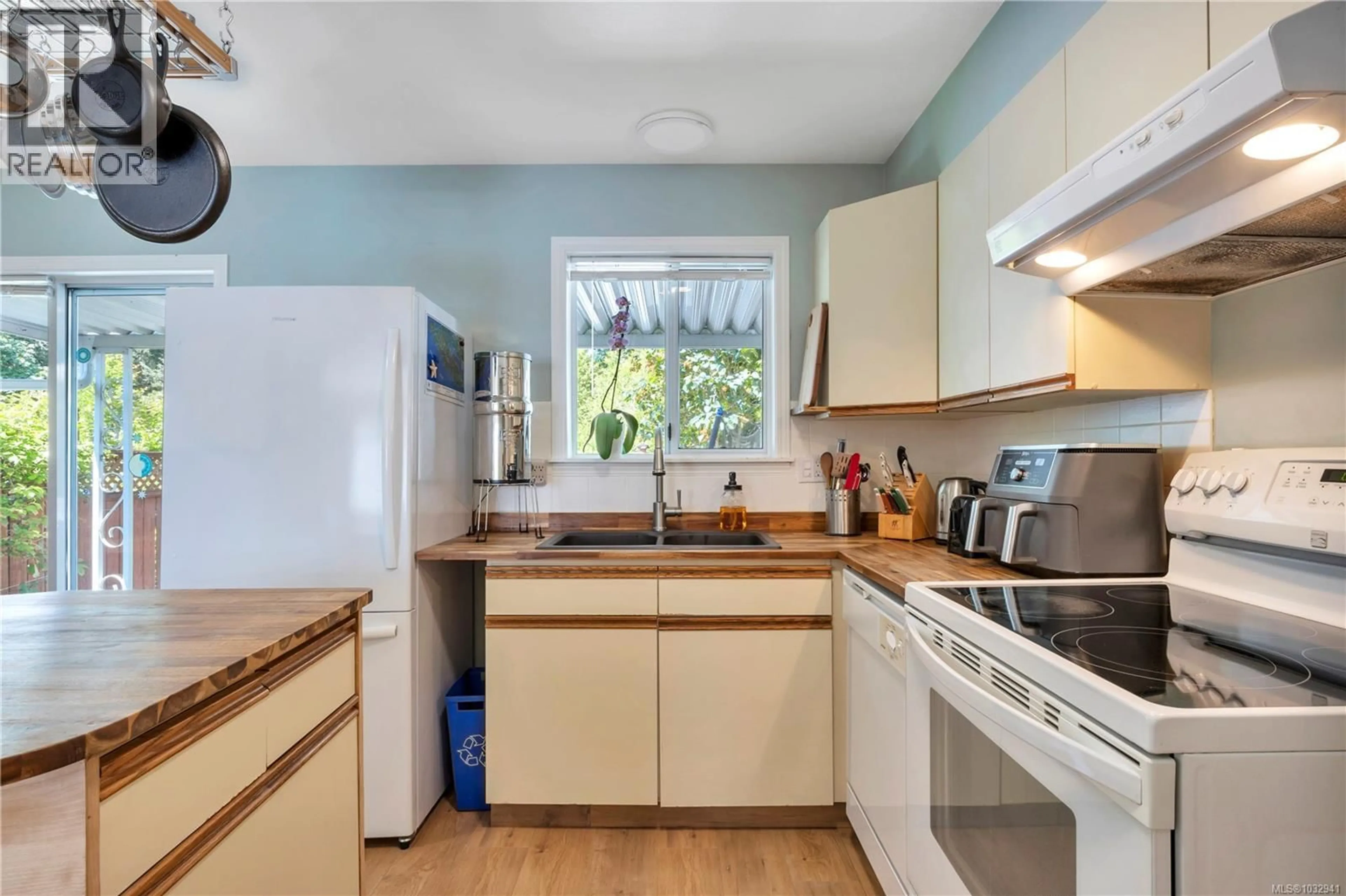 Standard kitchen, unknown for 4 - 6135 RYALL ROAD, Duncan British Columbia V9L2H6