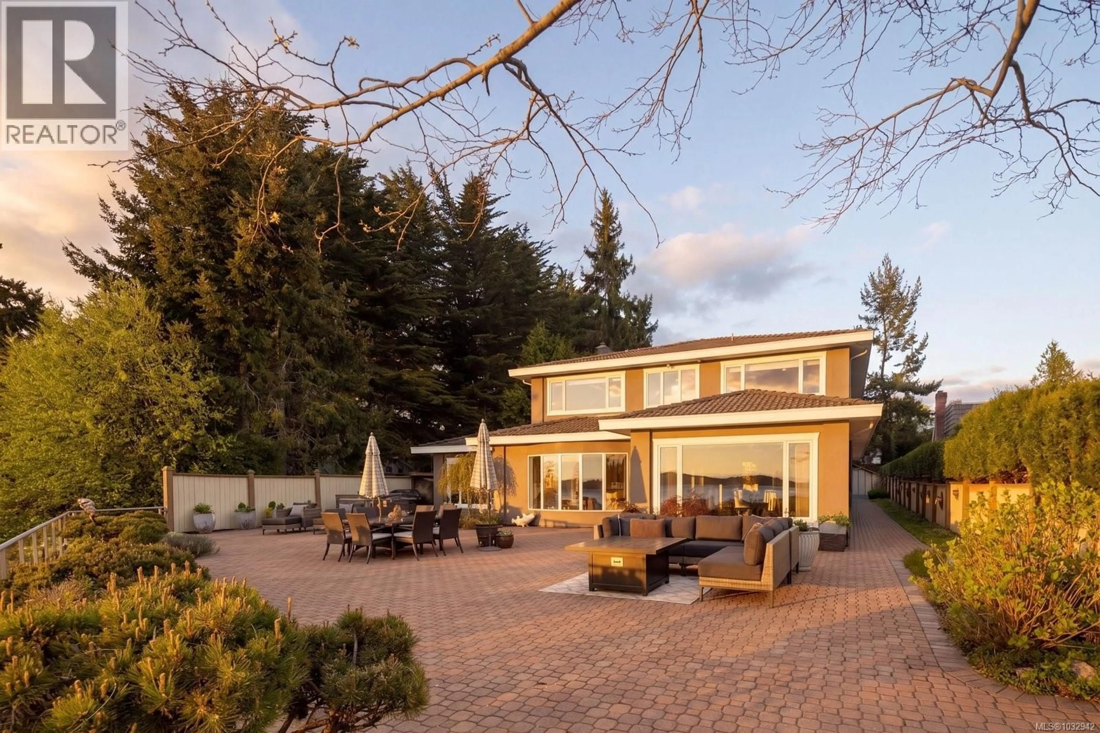 Patio, street for 2450 WHIDBY LANE, Sidney British Columbia V8L2K3