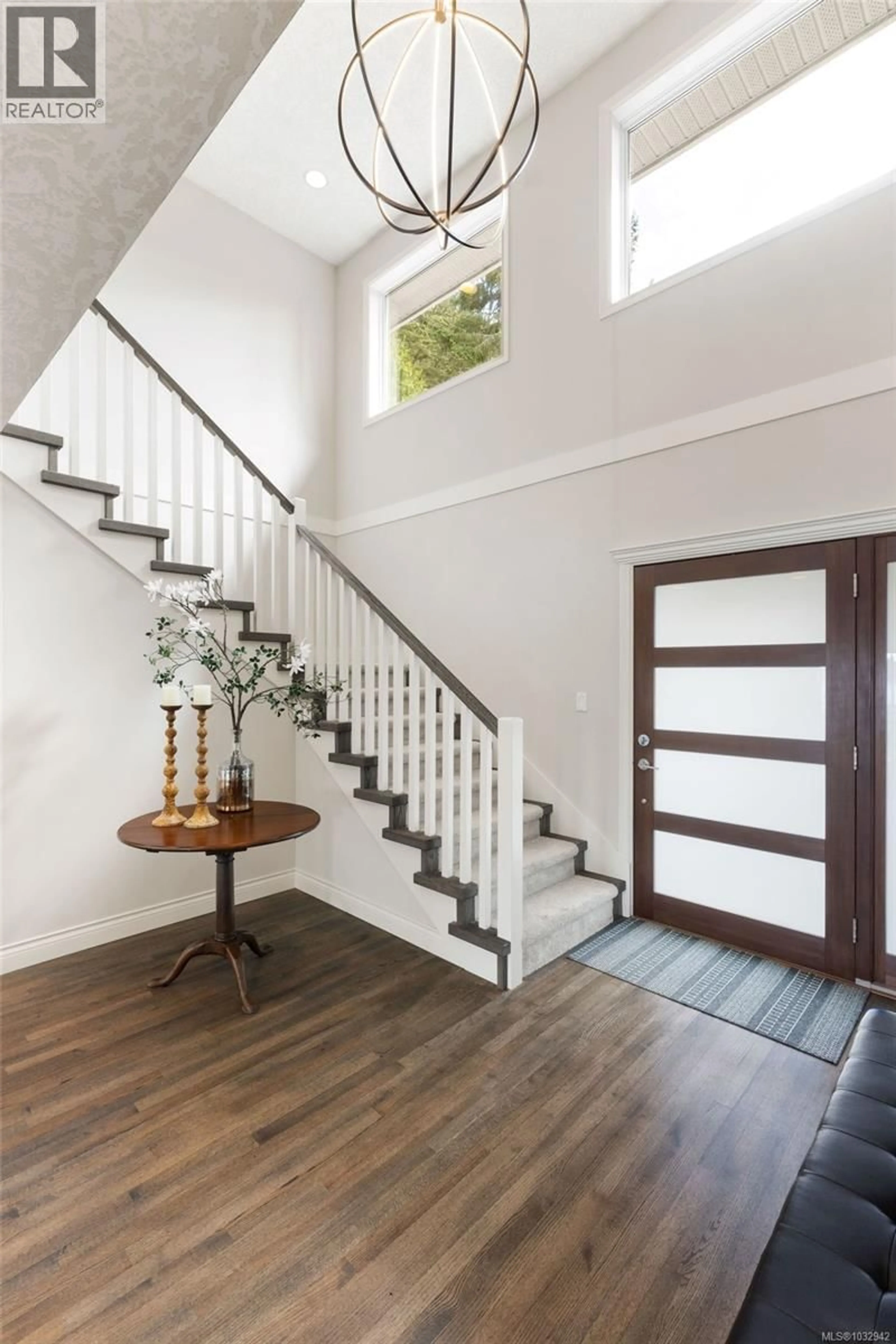 Indoor entryway for 2450 WHIDBY LANE, Sidney British Columbia V8L2K3