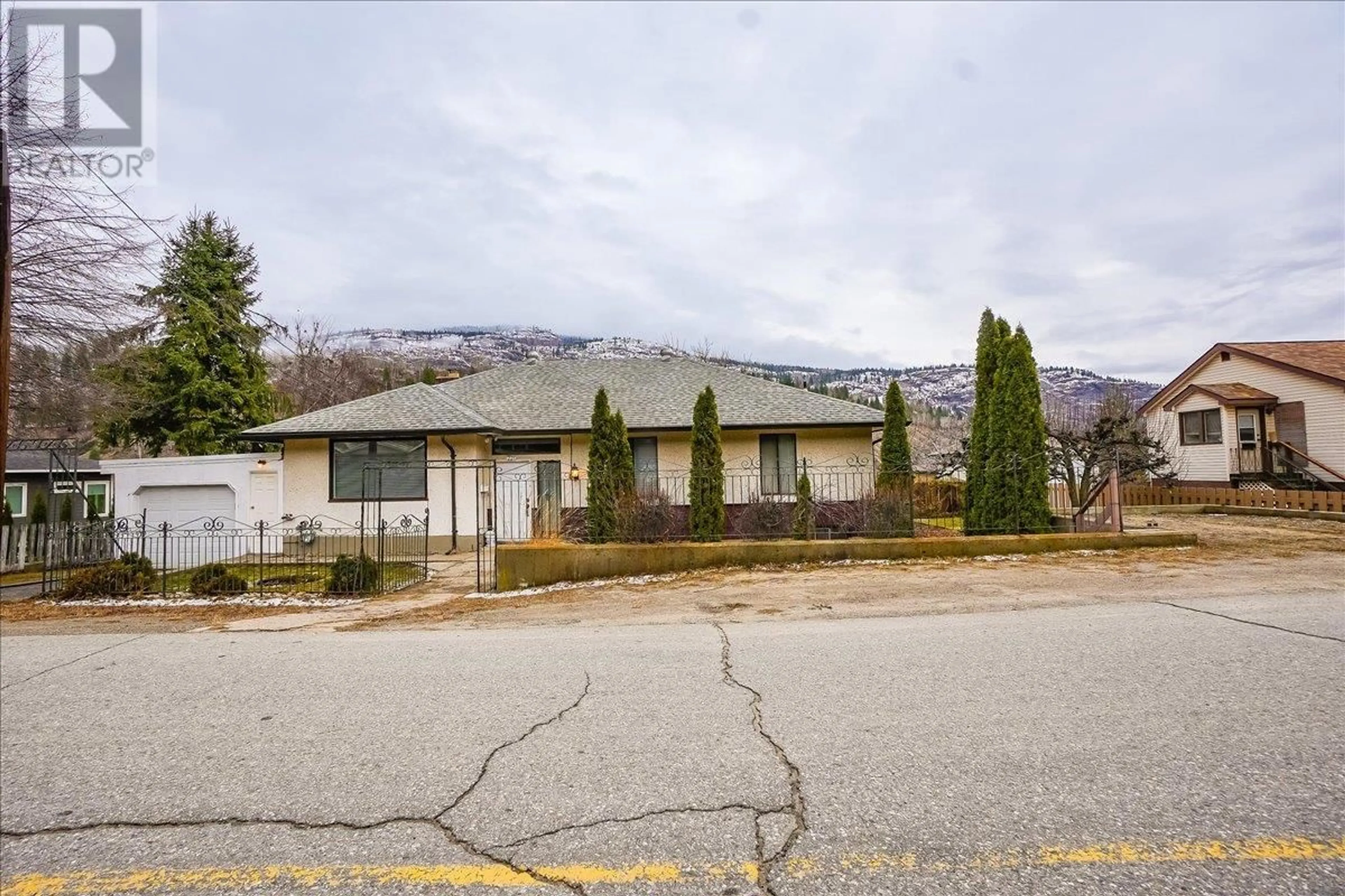 A pic from outside/outdoor area/front of a property/back of a property/a pic from drone, water/lake/river/ocean view for 221 2ND AVENUE, Rivervale British Columbia V1R4V2
