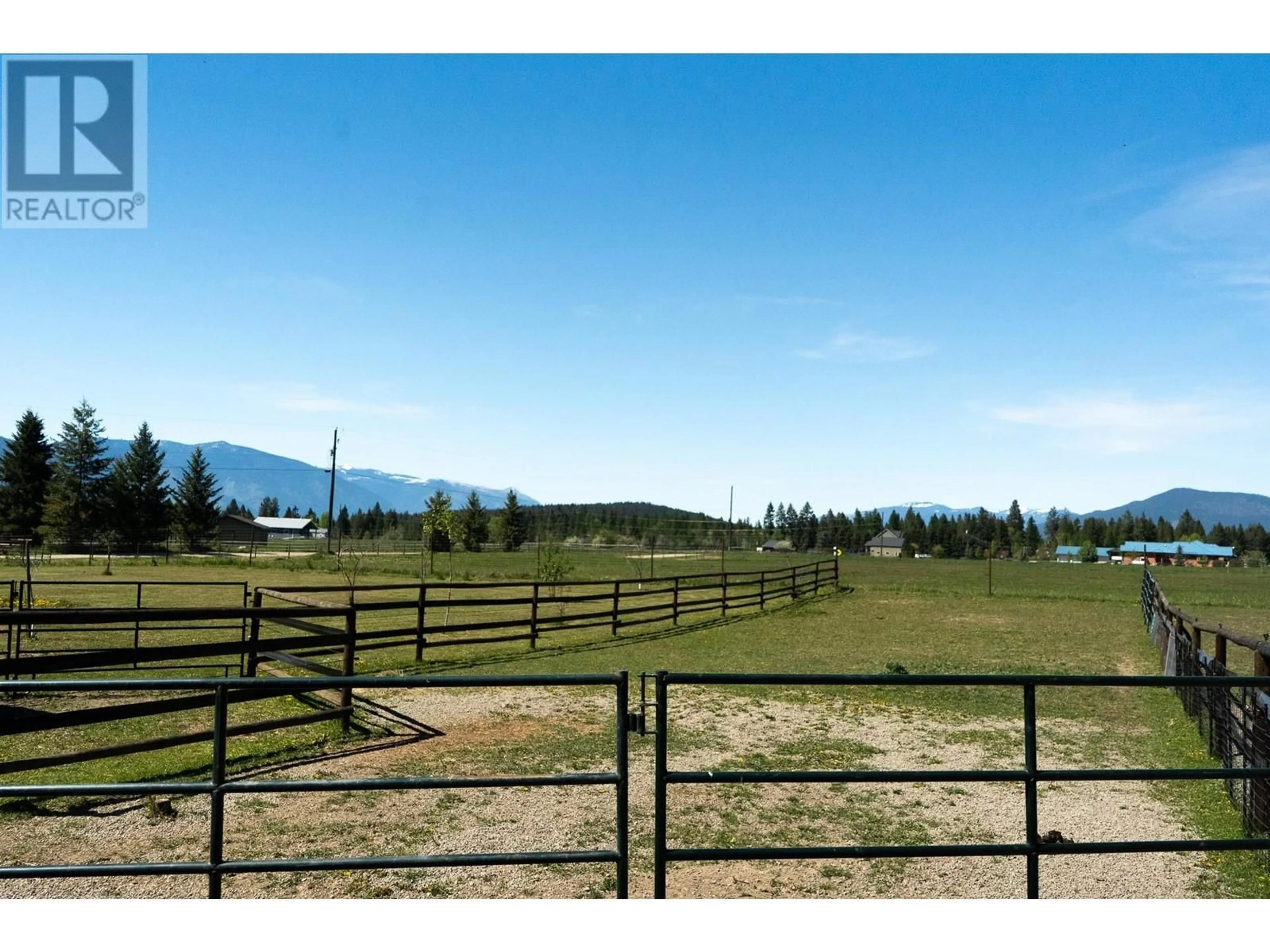 A pic from outside/outdoor area/front of a property/back of a property/a pic from drone, mountain view for 552 WELLSPRING Road, Creston British Columbia V0B1G2