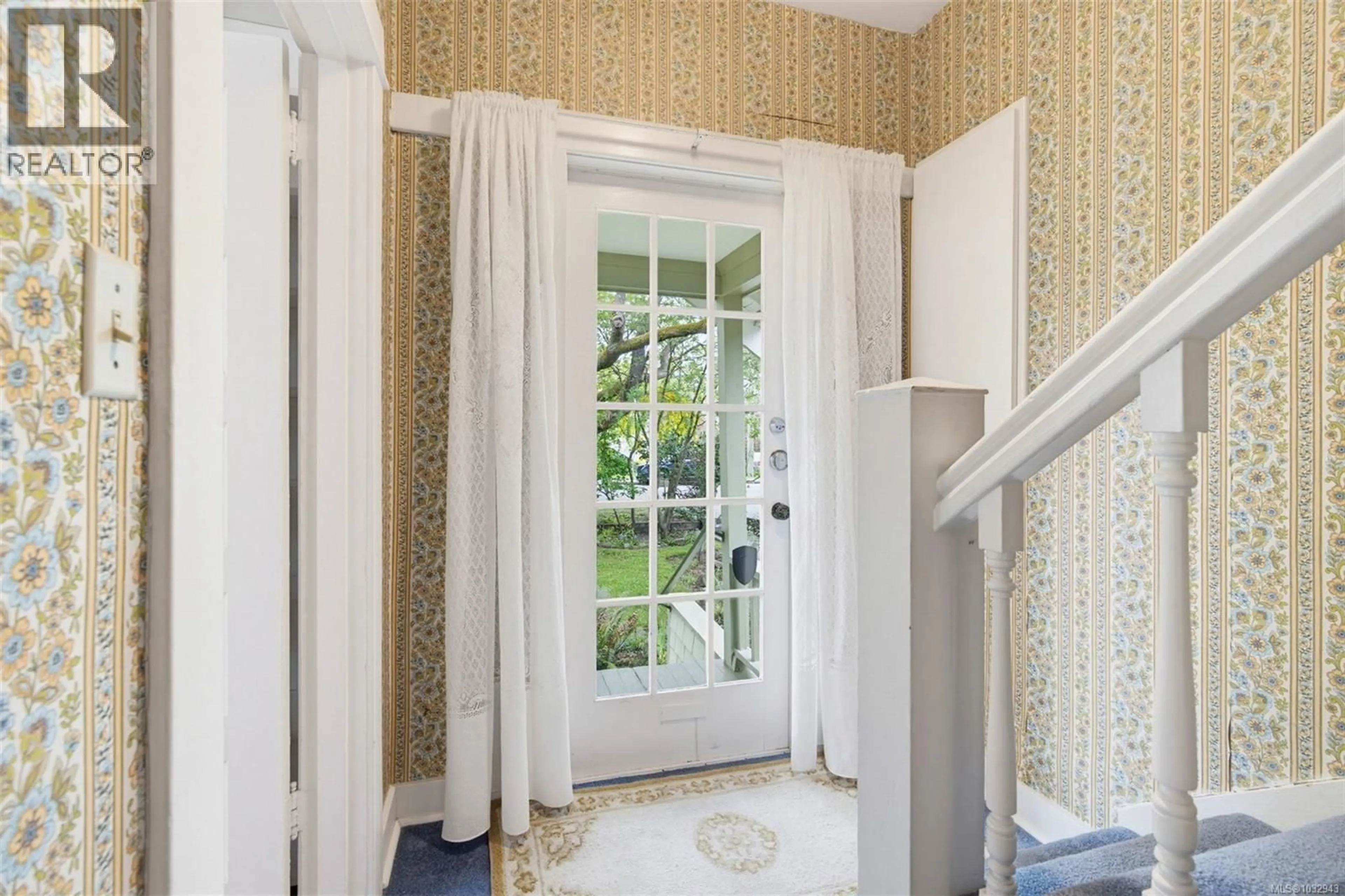 Indoor entryway for 1274 HEWLETT PLACE, Oak Bay British Columbia V8S4P7