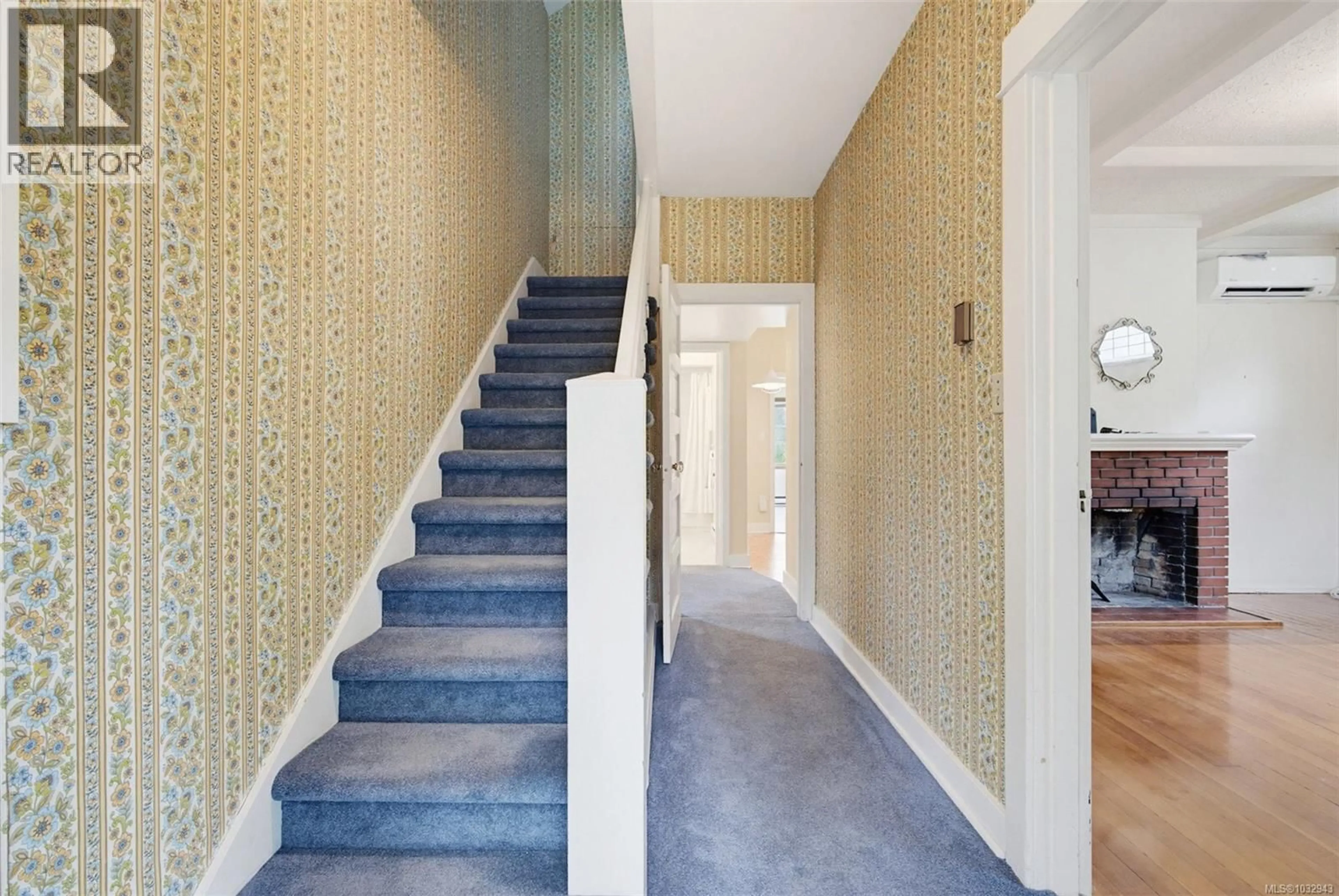 Indoor foyer for 1274 HEWLETT PLACE, Oak Bay British Columbia V8S4P7
