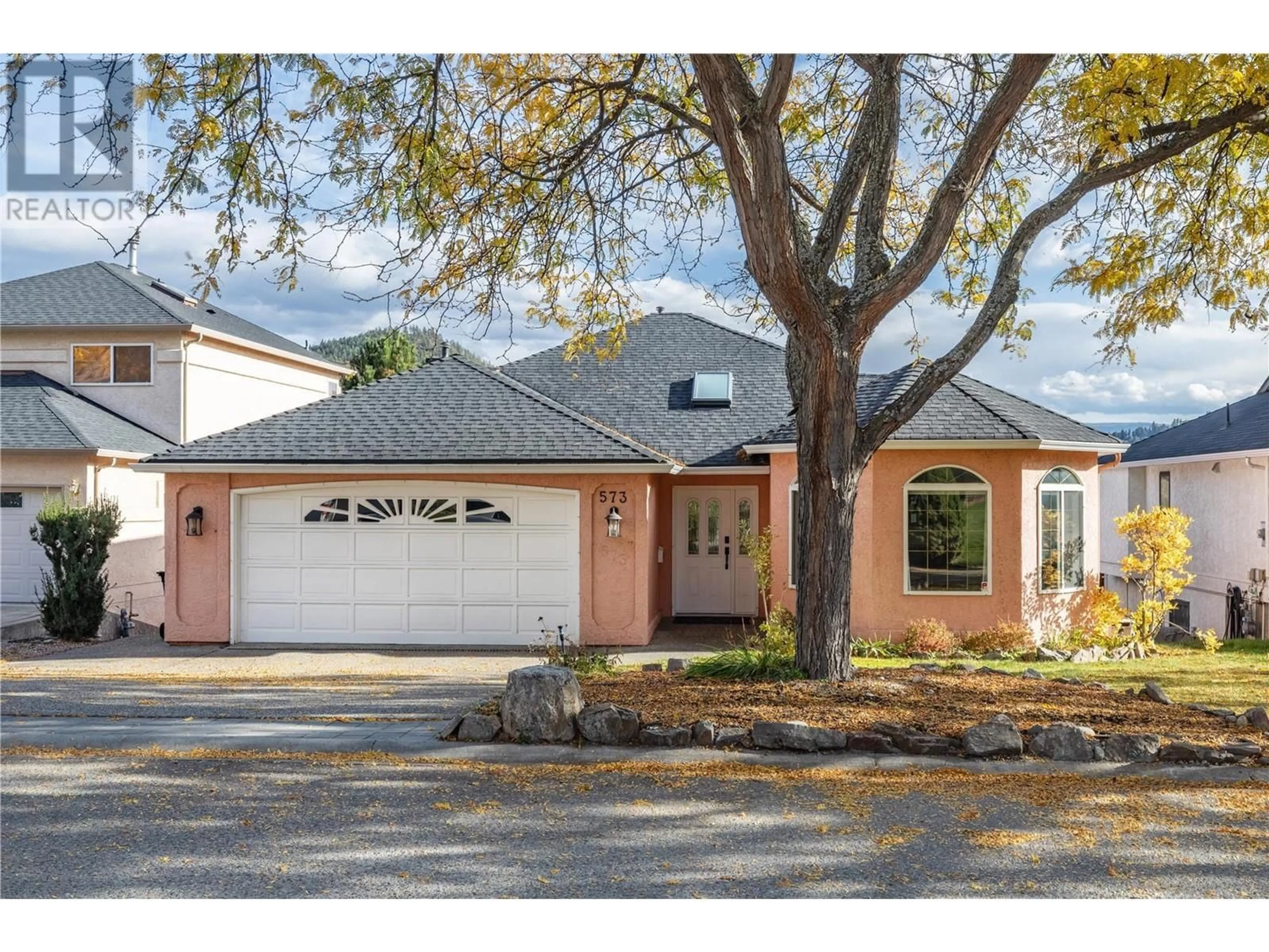 Home with vinyl exterior material, street for 573 SPRUCEVIEW PLACE NORTH, Kelowna British Columbia V1V1S7