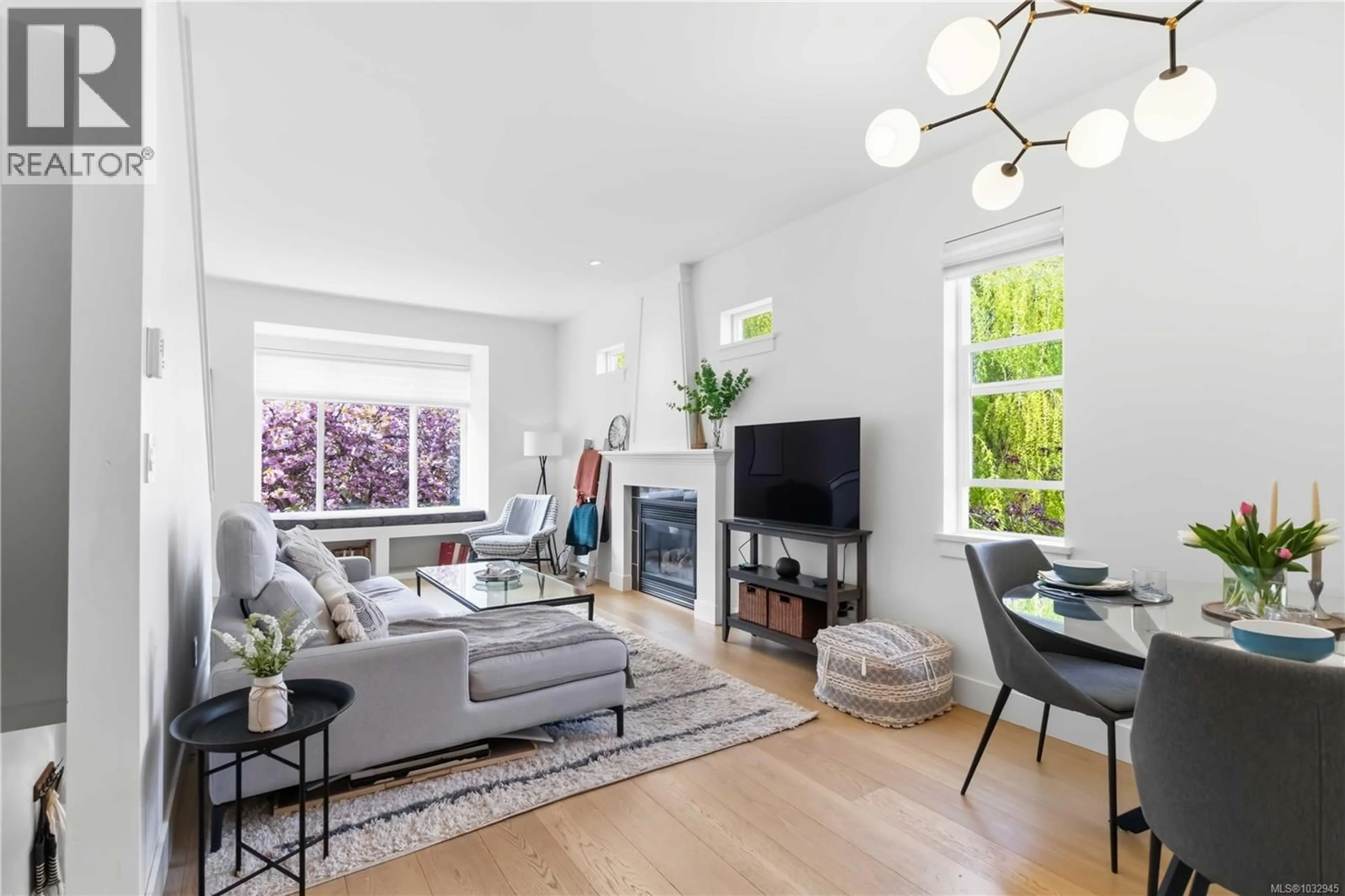 Living room with furniture, unknown for 1 - 1521 BELCHER AVENUE, Victoria British Columbia V8R4N2