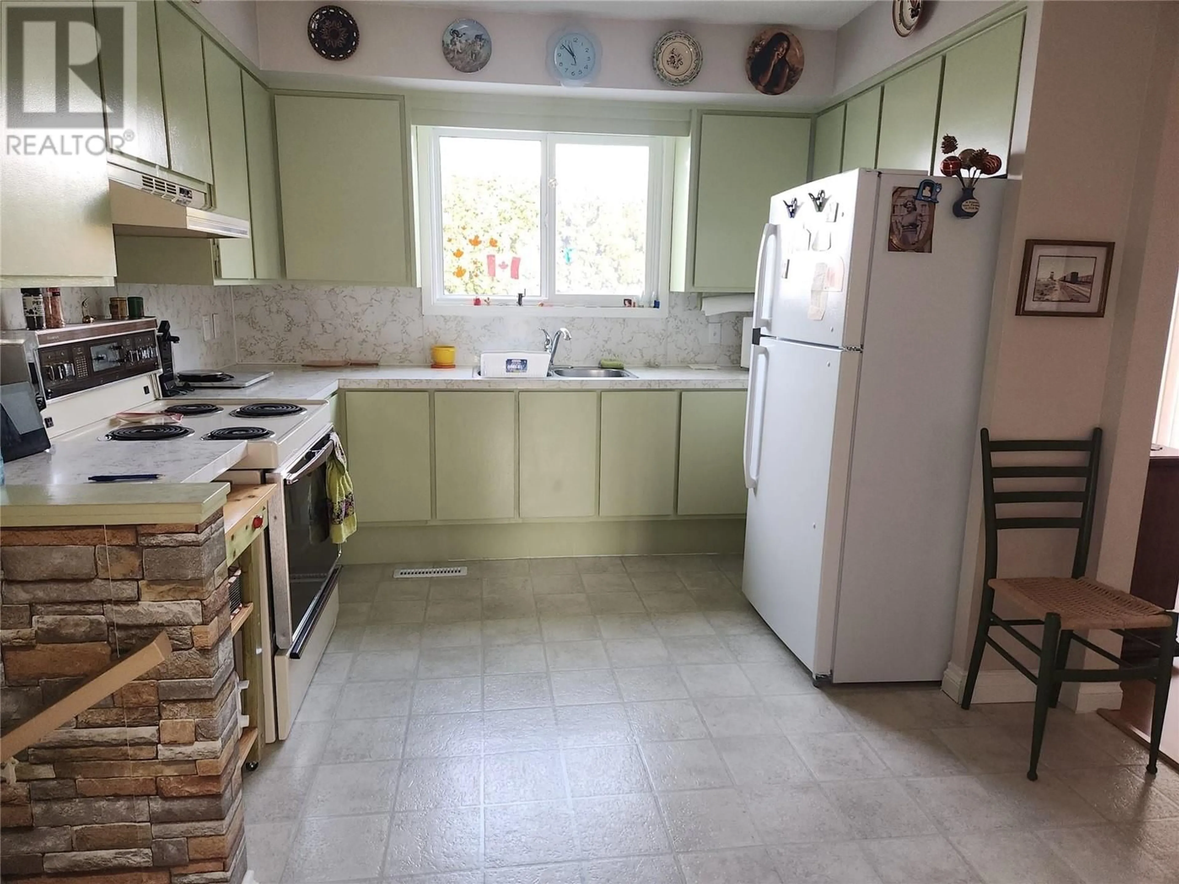 Standard kitchen, ceramic/tile floor for 36 Finch Crescent, Osoyoos British Columbia V0H1V0