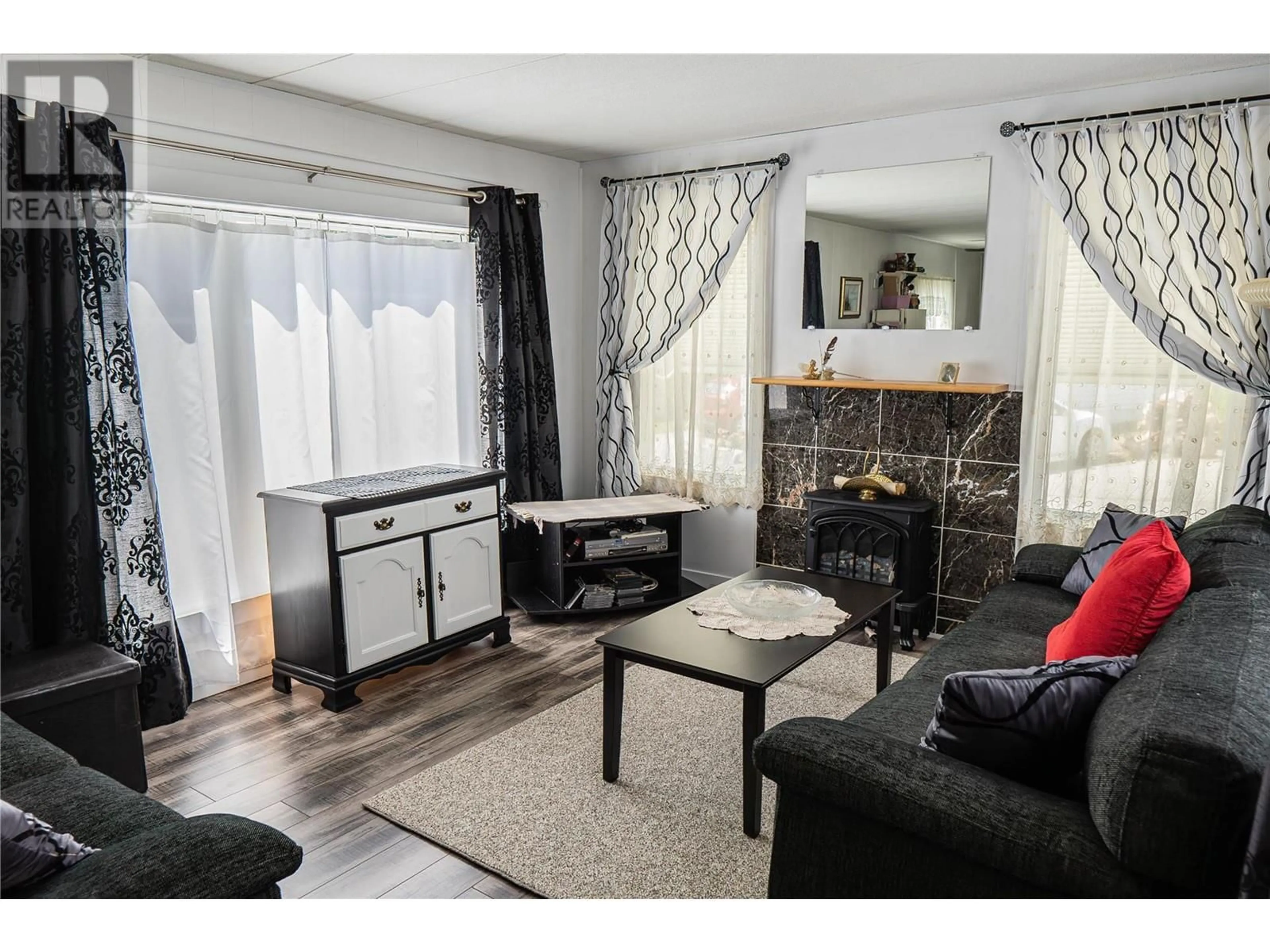 Living room with furniture, wood/laminate floor for 17 - 12022 PRETTY ROAD, Lake Country British Columbia V4V1H1