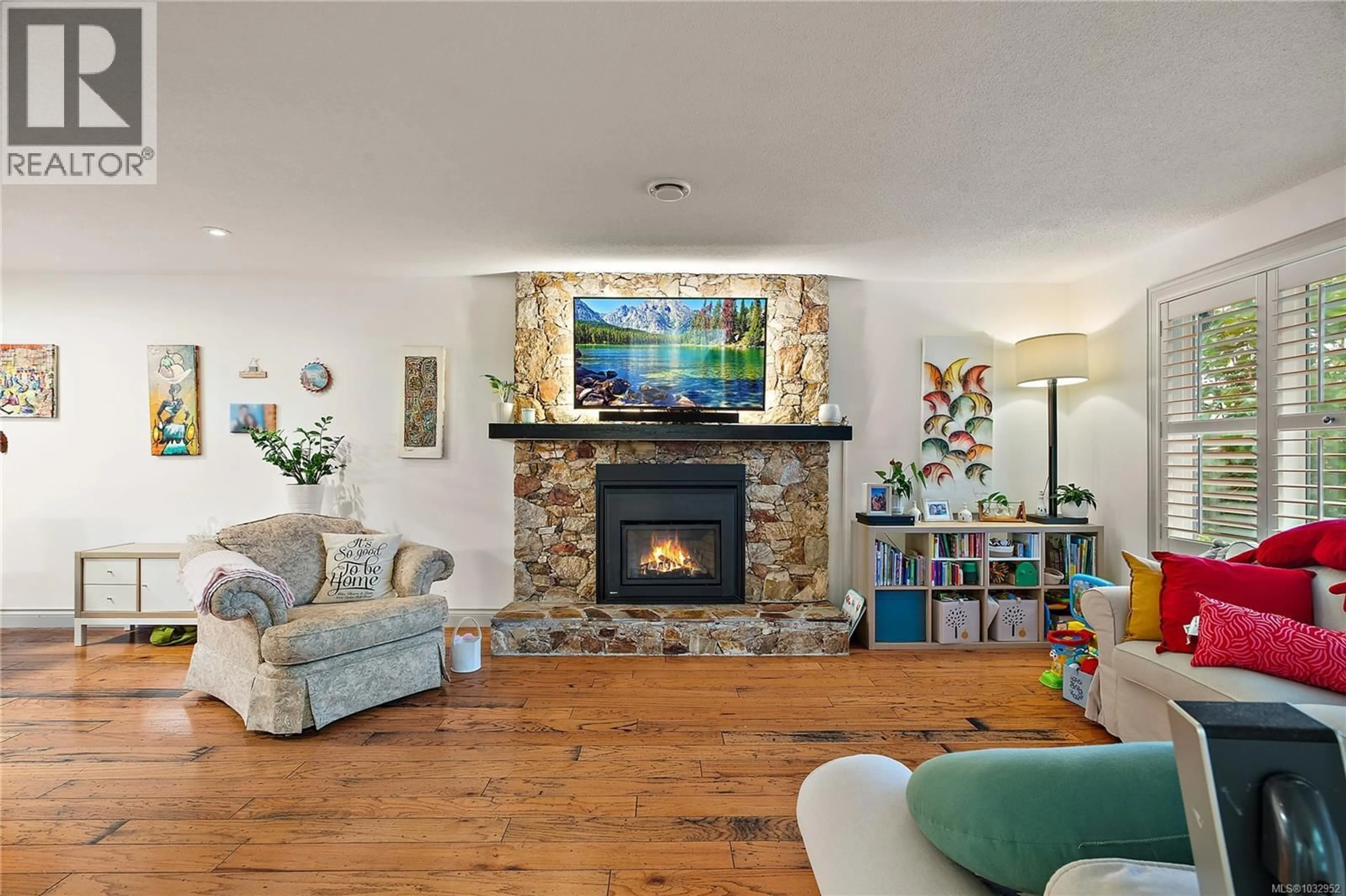 Living room with furniture, unknown for 4000 CEDAR HILL ROAD, Saanich British Columbia V8N3C1