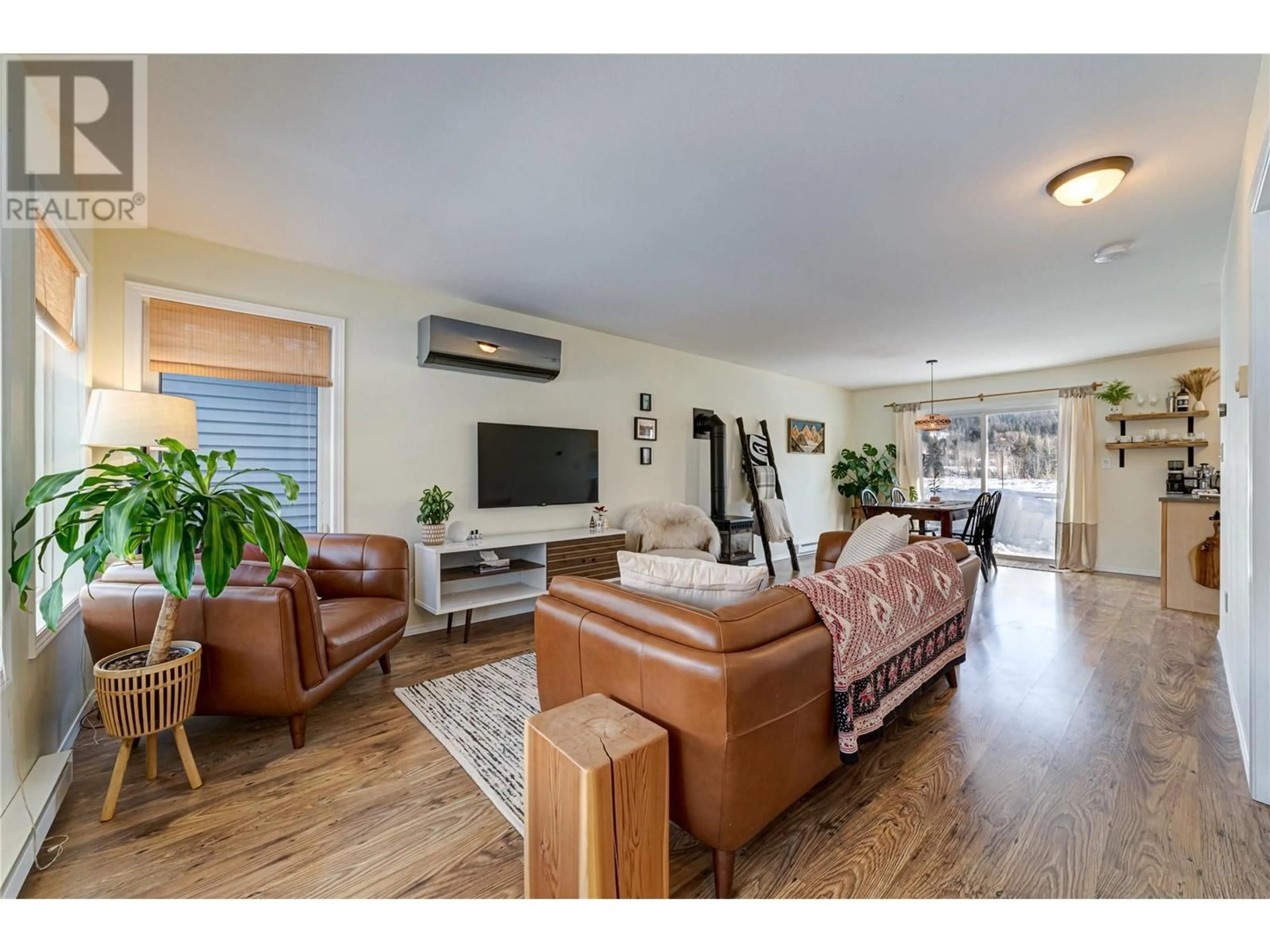 Living room with furniture, wood/laminate floor for 7 Rivermount Place, Fernie British Columbia V0B1M7