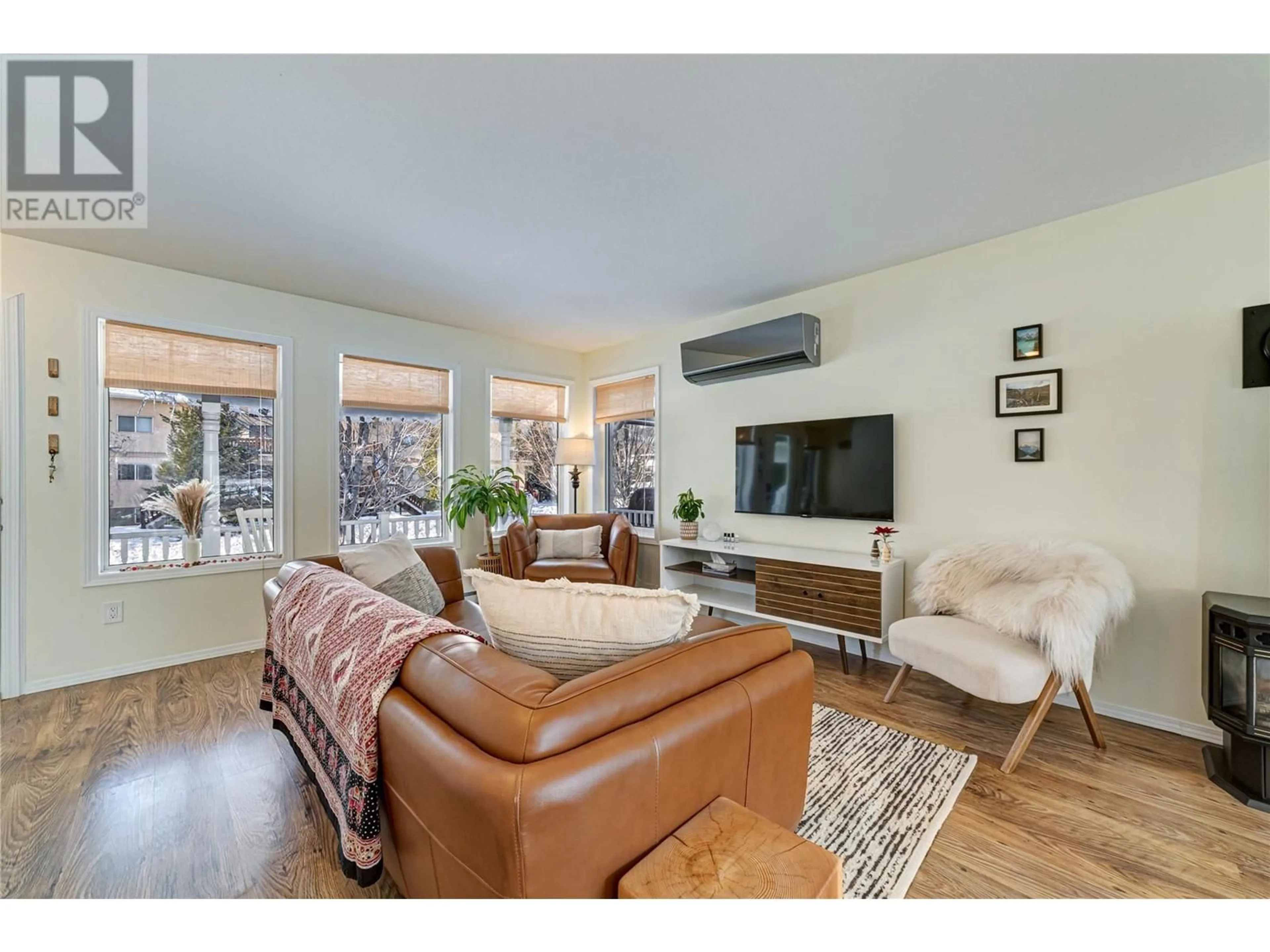 Living room with furniture, wood/laminate floor for 7 Rivermount Place, Fernie British Columbia V0B1M7