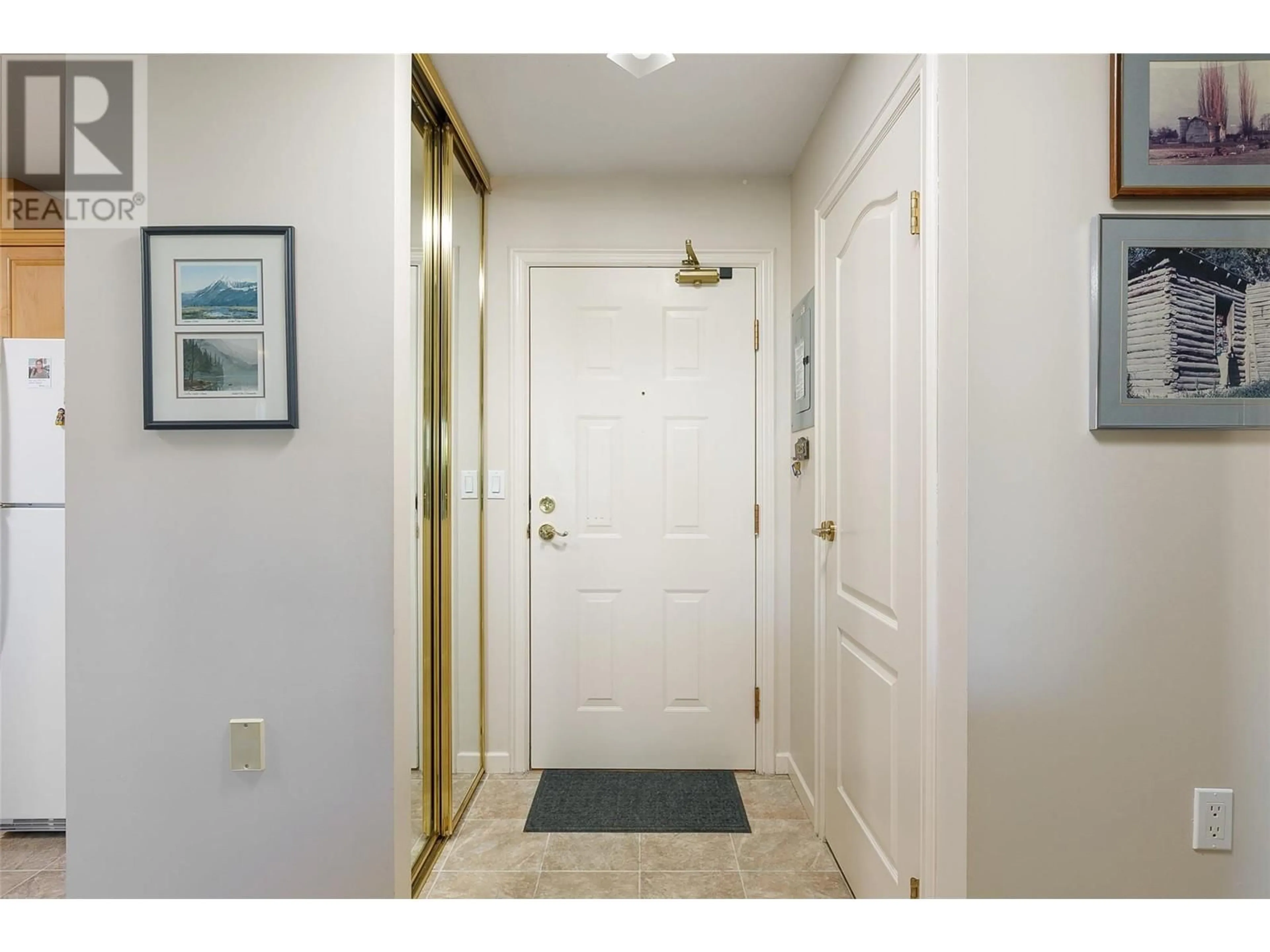 Indoor entryway, wood floors for 3157 Casorso Road Unit# 202, Kelowna British Columbia V1W3J4