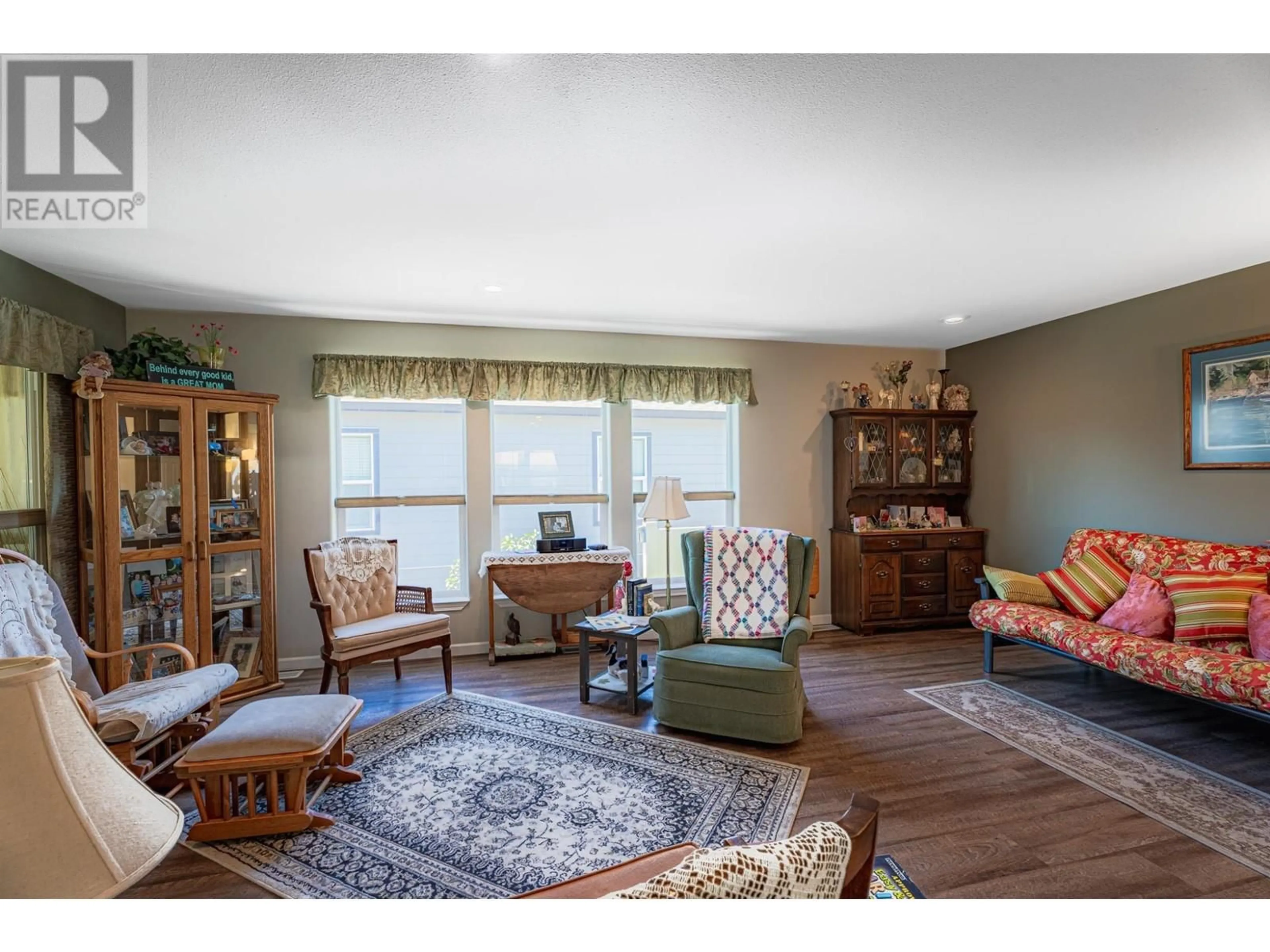 Living room with furniture, wood/laminate floor for 3 - 1030 RICARDO ROAD, Kamloops British Columbia V2H1T7
